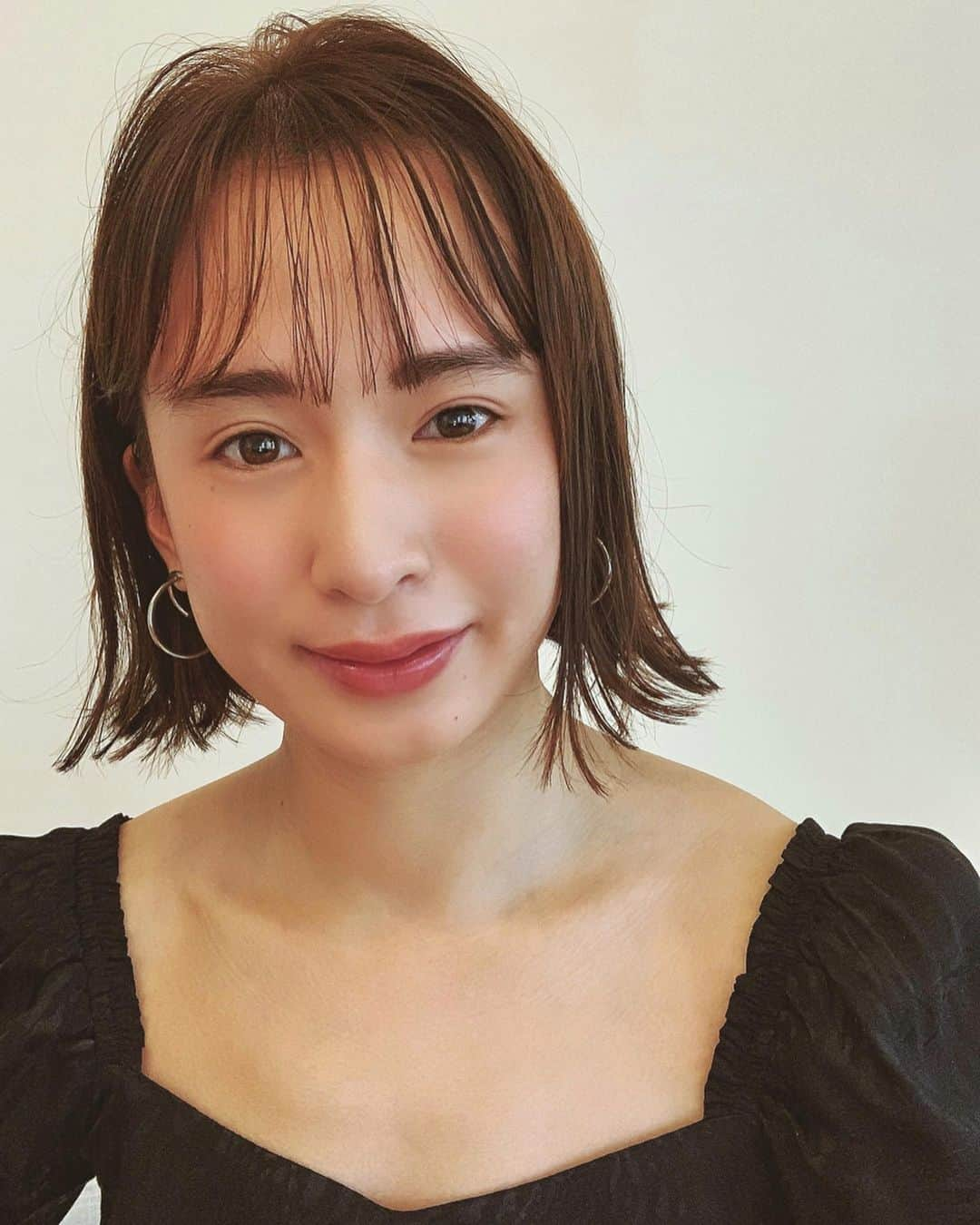 持永真実さんのインスタグラム写真 - (持永真実Instagram)「new hair🍂﻿ ﻿ ちょっとイメージチェンジしてみました💋﻿ ﻿ 伸ばすって言ってたのに、、﻿ 切ってしまった、、笑﻿ ﻿ でもボブが1番落ち着くかも♡﻿ ﻿ カラーも少し明るくなって﻿ 束感のある薄めの前髪も作りました☺︎﻿ ﻿ シアバターワックスとオイルを混ぜて﻿ 毛先中心に揉み込むだけの簡単スタイリング✌︎﻿ 前髪は手に残ったワックスとオイルを﻿ ほんの少しだけ馴染ませて完成✌︎﻿ ﻿ ﻿ #newhair #bobhair﻿」11月25日 12時24分 - mami_mochinaga