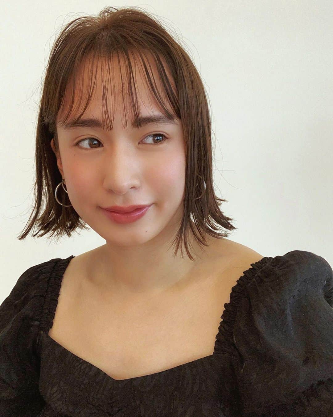 持永真実のインスタグラム：「new hair🍂﻿ ﻿ ちょっとイメージチェンジしてみました💋﻿ ﻿ 伸ばすって言ってたのに、、﻿ 切ってしまった、、笑﻿ ﻿ でもボブが1番落ち着くかも♡﻿ ﻿ カラーも少し明るくなって﻿ 束感のある薄めの前髪も作りました☺︎﻿ ﻿ シアバターワックスとオイルを混ぜて﻿ 毛先中心に揉み込むだけの簡単スタイリング✌︎﻿ 前髪は手に残ったワックスとオイルを﻿ ほんの少しだけ馴染ませて完成✌︎﻿ ﻿ ﻿ #newhair #bobhair﻿」