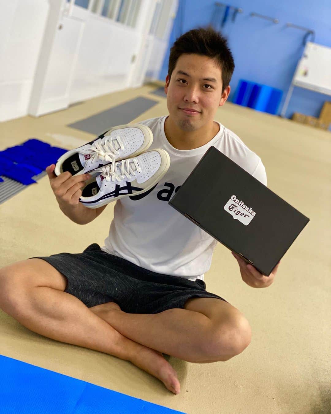 中尾駿一のインスタグラム：「岡島コーチから誕生日プレゼントに靴を頂きました👞✨ ありがとうございます😆 大切に使わせてもらいます！！」