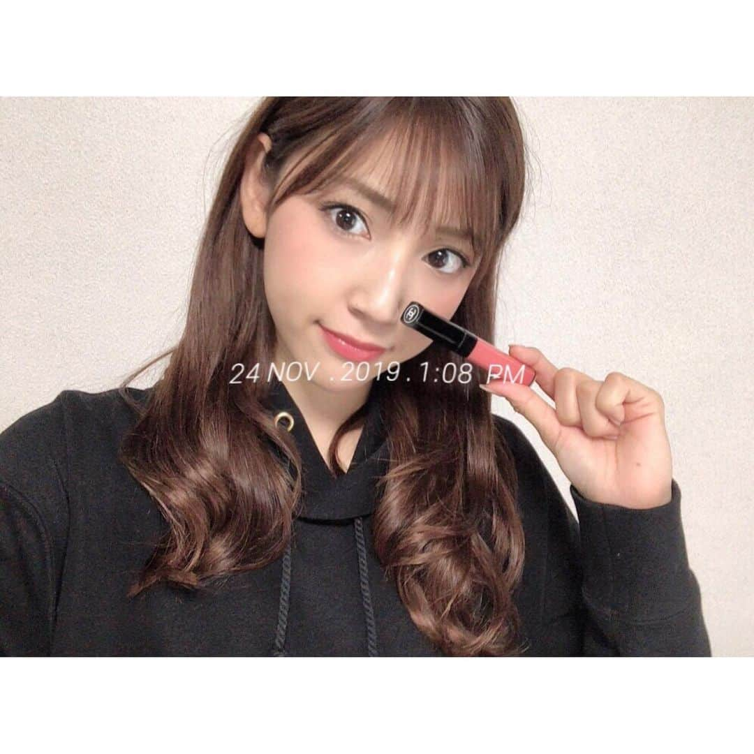 森脇亜紗紀さんのインスタグラム写真 - (森脇亜紗紀Instagram)「☺︎ 最近は愛用のリップにCHANELの グロスを重ねるのにはまってます❤︎ 寒い冬にはピンクの色味が可愛い💗 ・ この前寒くて思わず立ち寄った cafeがXmasモードでほっこり☺️💭 好きなコーヒー豆を選べたので チョコレート風味にしました🍫❤︎ ・ お気に入りの#snow の newフィルター、日付が入って 記録できてとってもいい感じ📷 #todaymood#今日の記録 #snowcam #CHANEL#愛用リップはDior」11月25日 12時28分 - asaki516