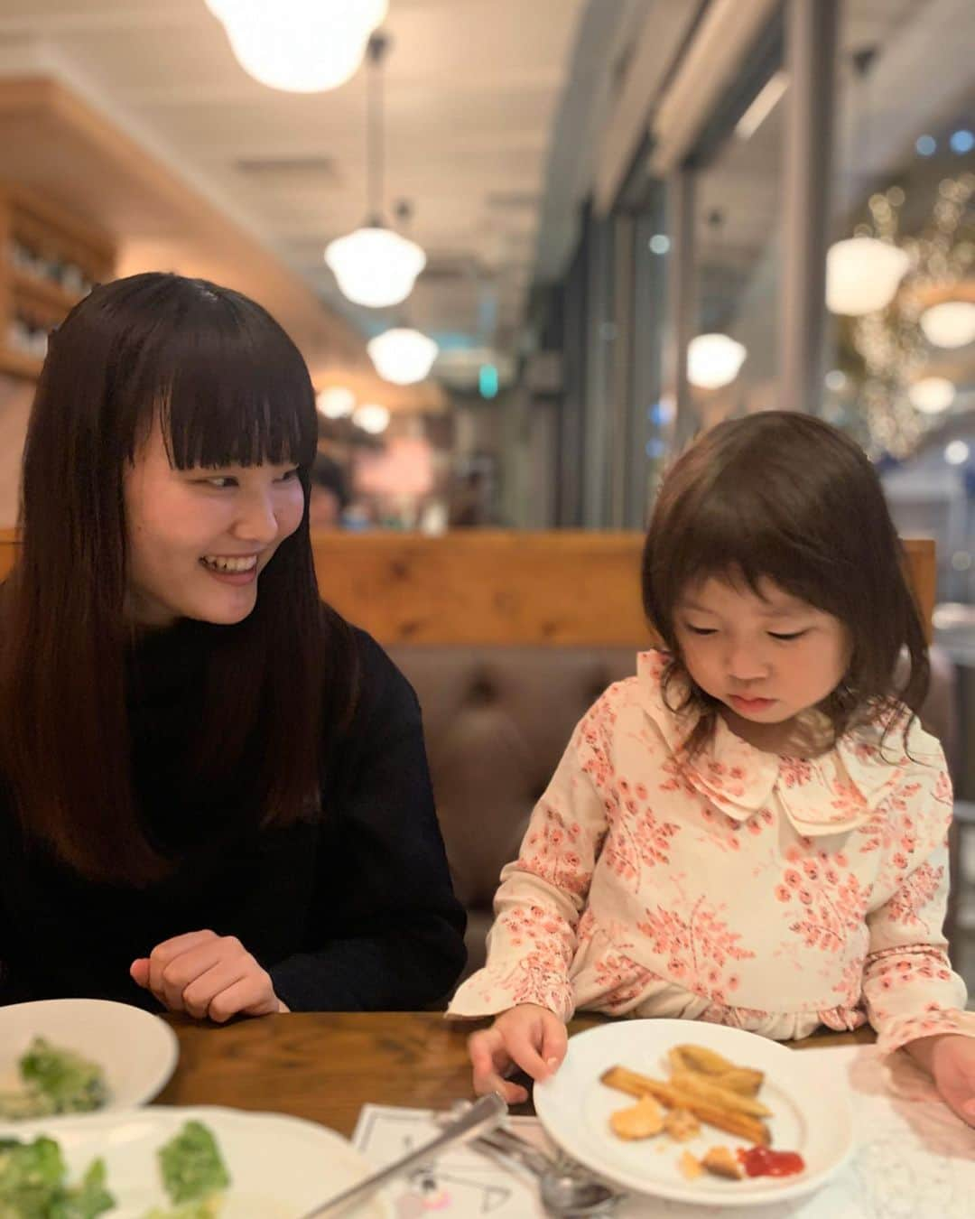 坂本美雨さんのインスタグラム写真 - (坂本美雨Instagram)「ちひろちゃん @pichippi_ と 公開日にアナと雪の女王2❄️ . 歳の離れた姉妹みたいなふたりがひたすらかわいい。 . 急にやってきたなまこのアナ雪ブームに影響されて、いつのまにか私のほうが心待ちにしちゃってたかも、なアナ雪2。 プリンセスだからどう、という話じゃなくて、自分の役割、やるべきことをこの人生でなんとかやりきりたい、輝ききりたいと願う人の物語だと思う。 とにかく今の自分にズバっと刺さり、涙。  まんまとエルサの三つ編み買ったりしちゃうよね…。 . いつかの #今日のなまこちゃん photo 2,4,5 byちぃちゃん」11月25日 12時40分 - miu_sakamoto