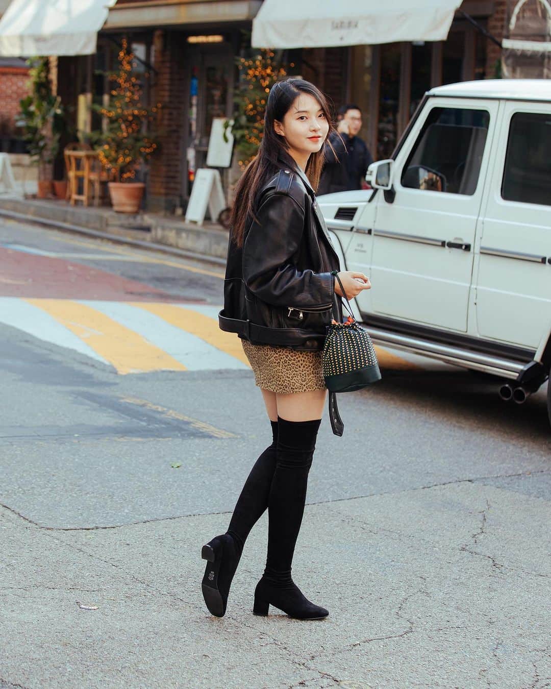 가로수길 , Seoulのインスタグラム：「Seoul Street Fashion Style 📸📸 @jaylim1 🔥 가로수길에 요즘 사람 왤케 없어요?😭 . . #패션그램 #womenswear #nyfw #데일리그램 #outfit #ootd #street #streetfashion #streetphoto #가로수길 #이태원 #사진 #스트릿패션 #모델 #wiwt #nyfw #pfw」
