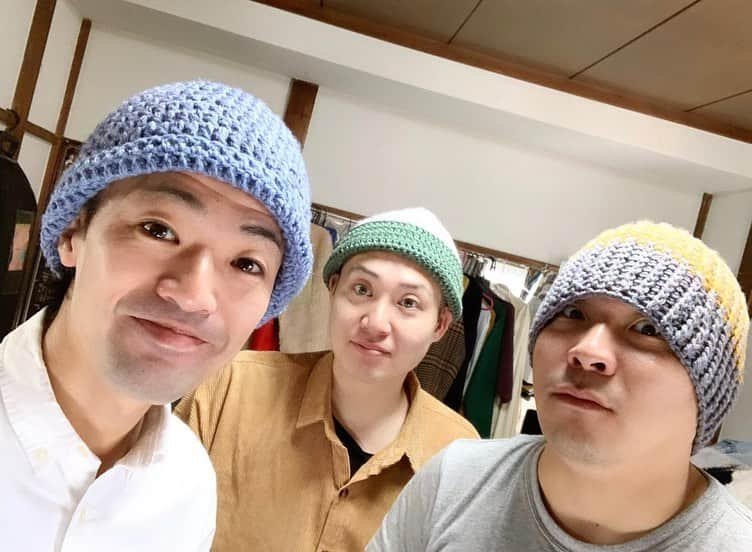 辻井亮平さんのインスタグラム写真 - (辻井亮平Instagram)「母から3人分の手編みのニット帽が届きました。おおきにですm(_ _)m  #激ヤバおじさんログハウス #山さん」11月25日 12時35分 - aironhed_tsujii