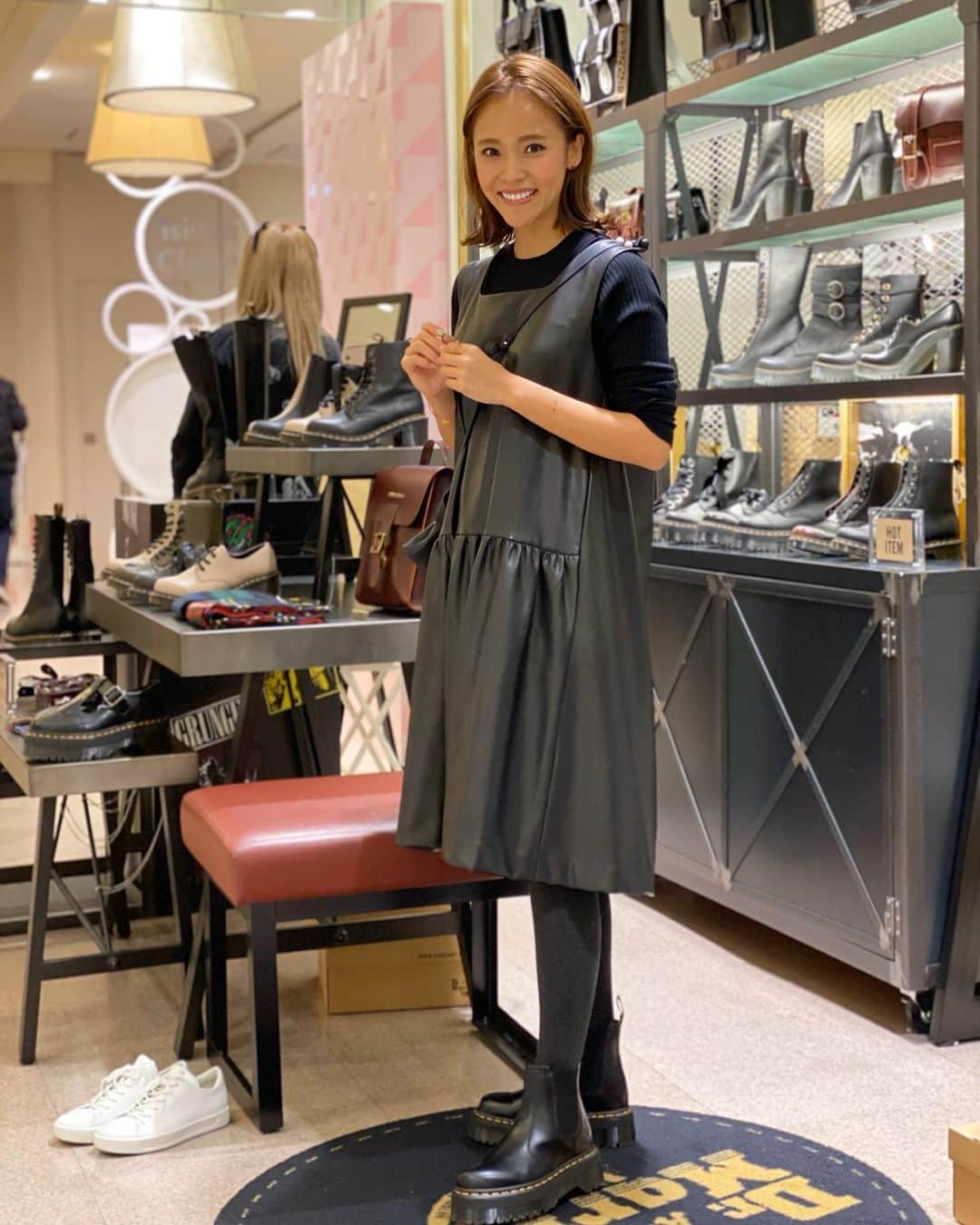 Risako Yamamotoさんのインスタグラム写真 - (Risako YamamotoInstagram)「ショートブーツ探し👀🖤 pop upの時に履きたいと思いながら、あっという間に日が経ってあと2日になってしまいました笑笑 ・ 教えてもらったDr.martensを試しに🖤🖤🖤 #ショートブーツ #drmartens #shopping」11月25日 12時35分 - risako_yamamoto