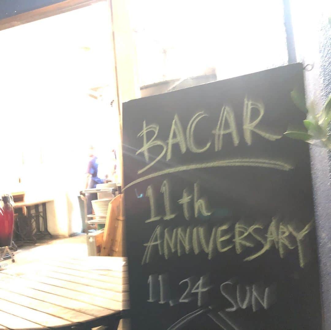 シーサーさんのインスタグラム写真 - (シーサーInstagram)「・ ダイスキなダイスキな 沖縄BACARの11周年◎ お祝いをする、お祝いをできるってのは やっぱりそこに愛しかないんだなぁ。  色んなお祝いがあるけれど、 ダイスキなお店のダイスキな人達を みんなで一緒にお祝いできて、ボクまで幸せいっぱいになれました。 いつもありがとう。 祝！11周年！！ ピス！  #bacar #pizza も #pasta も #全部 #ぐはー #弾丸沖縄 #祝 #今年も安定の #最後は寝た 笑」11月25日 12時37分 - __seasir__