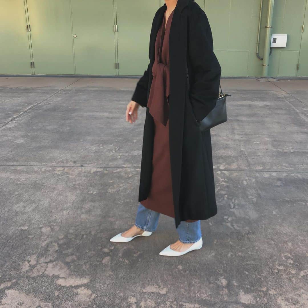 uinoloscaさんのインスタグラム写真 - (uinoloscaInstagram)「日本にいます🇯🇵 ストレッチのきいた楽ちんワンピにデニム。11月末というのに暖かい😳 ・ ・ ・ coat #maxmara dress #basementonline denim #levis501 shoes #christianlouboutin」11月25日 12時37分 - uinolosca