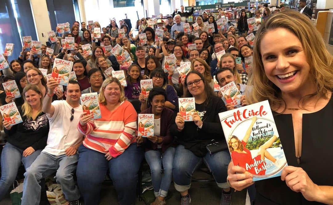 アンドリア・バーバーさんのインスタグラム写真 - (アンドリア・バーバーInstagram)「The Grove showed UP!! Thank you for your love, your support, and for sharing your stories with me. I adore each one of you! ❤️ #fullcircle 📚🖊」11月25日 12時39分 - andreabarber