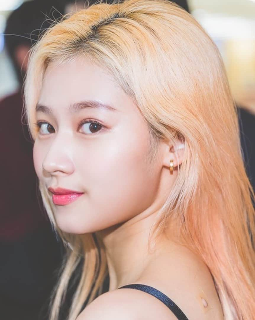 サナさんのインスタグラム写真 - (サナInstagram)「— : 🐿 ♩ #twice #sana #sanaminatozaki #minatozakisana #사나 #jyp #feelspecial #nosananolife #kpop 191115 ♪ Gimpo Airport [ © winter frame ]」11月25日 12時41分 - twicesana