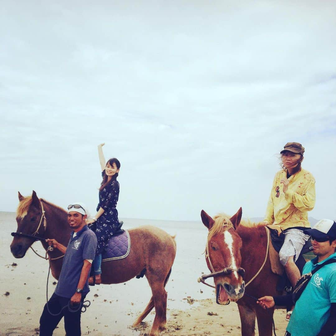 日出郎さんのインスタグラム写真 - (日出郎Instagram)「Ride on horse🐴🐴🐴 #日出郎  #乗馬 #金原亭杏寿 #金原亭駒平 #石垣島」11月25日 12時42分 - hiderou1030