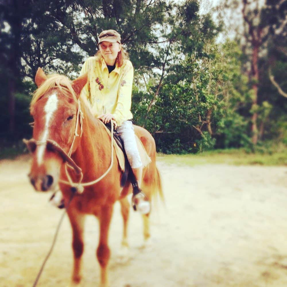 日出郎さんのインスタグラム写真 - (日出郎Instagram)「Ride on horse🐴🐴🐴 #日出郎  #乗馬 #金原亭杏寿 #金原亭駒平 #石垣島」11月25日 12時42分 - hiderou1030