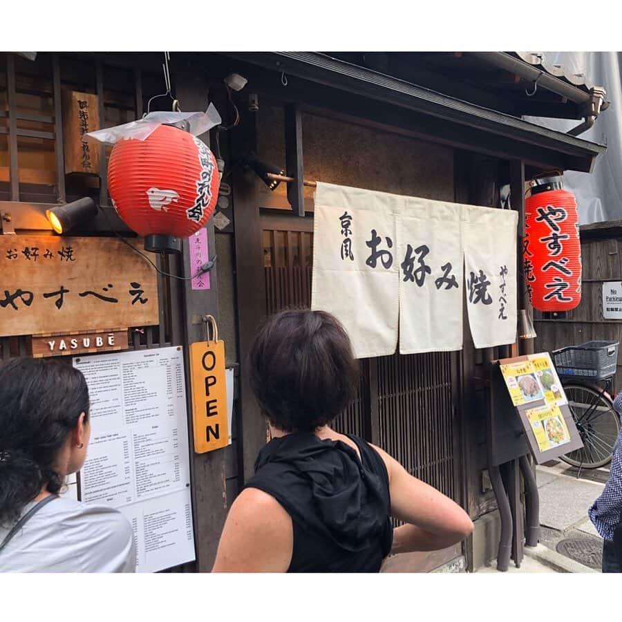落合由佳さんのインスタグラム写真 - (落合由佳Instagram)「. 京都の花街 先斗町(ぽんとちょう) . テレビで知った由来が興味深かったのでシェア✍️✨ . 由来は、当時の流行語であった、ポルトガル伝来のカルタ賭博の用語だそう。 お金を複数回に分けずゲームの最初にのみ（さきばかり）に賭けることを意味する「ポント」。『さきばかり』は、漢字で『先斗』。鴨川に面した"先ばかり"に人家が軒を連ねている街の様子と重ね、ついたと言われているそうです。 . 流石、歴史ある街ですね🙌 写真は、かなり?前のですが💦😆お気に入りのお店たち。 . また行きたい。 紅葉見たいなぁ😭🍁💕 . . #京都 #先斗町  #また行きたい #紅葉 #紅葉狩り　#いつかいつかと  #今年も見られない」11月25日 12時43分 - yuka.ocha