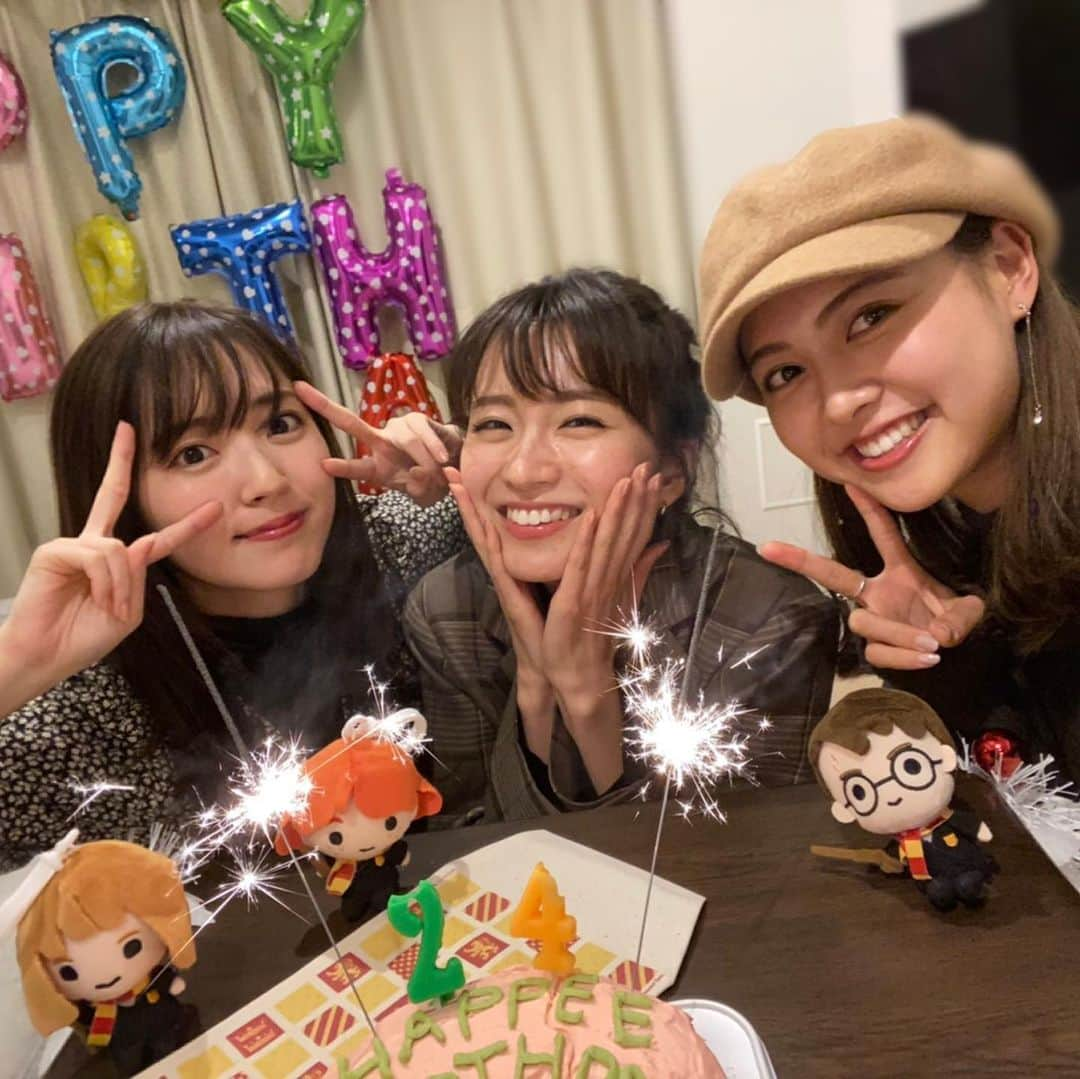 鈴木愛理さんのインスタグラム写真 - (鈴木愛理Instagram)「✴︎ この前、愛しのさえの24歳バースデーサプライズしました❤︎ . 遅くなっちゃってごめんよぅ😭ハリーポッターが大好きな紗絵だから、ハリーポッター物でお祝いしたいねと考えた私達。会える日が決まるのが数日前とかだからどうしようかぁと考えた結果！賢者の石の中で出てくるケーキを、まさかのえりが手作りで作ってくれたよぅ😭❤︎さすがソイフードマイスター。カロリーを考えて、スポンジは大豆粉で作ってくれました😭 . バタービールという名の、こどものビール(という名のアップルサイダー笑)も用意したりして、紗絵ちゃん泣いてくれて、もう愛してる！！！ってなった！！😭❤︎ . 仕事の話も真剣にできて、ばか騒ぎもできる本当の友達ができたこと、私もとても嬉しいです😌改めて、さえ24歳おめでとう！！！最高の一年にしようなぁぁ💓 . . #岡崎紗絵 #松元絵里花 #鈴木愛理 #ろうそくつけるの私の担当だったんだけど #ろうそくからろうそくに火を移す作戦してたら #全然着火しなくて焦ったよ #ろうそく傾けても #火はずっと上向いてるからつかないの #笑 #心拍数上がったー笑 #でもサプライズ大好きです #喜んでくれてよかった❤︎」11月25日 12時50分 - airisuzuki_official_uf