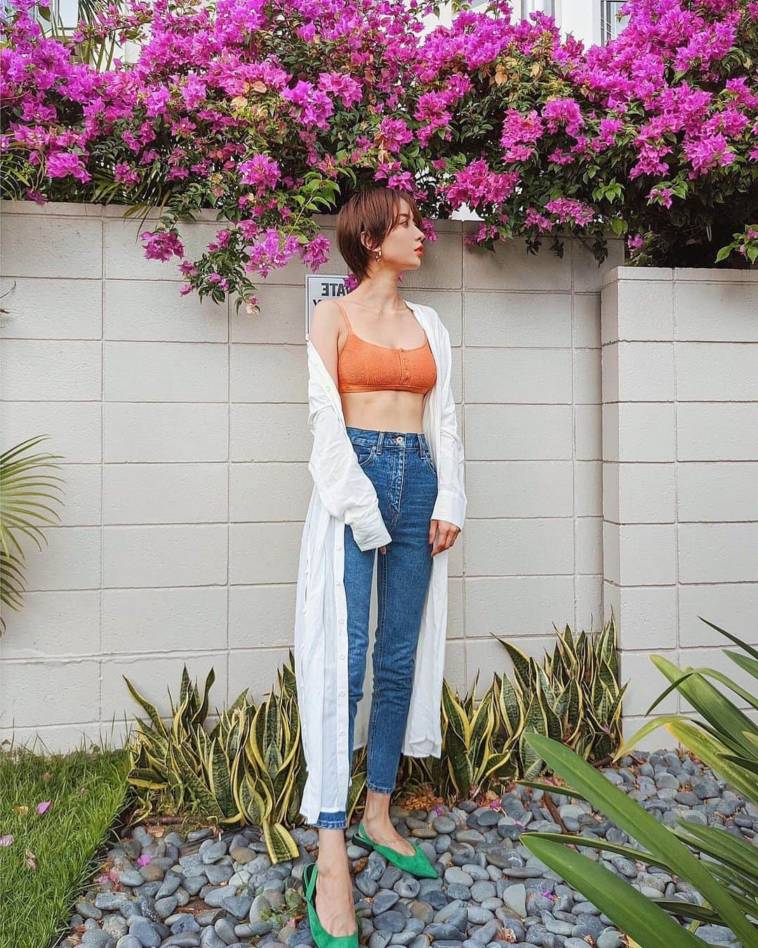 ソンイのインスタグラム：「ハワイ私服🥥🍹 🌺水着 : @roxyjapan 🌺デニム : @vicente__official 🌺シャツ : @lagunamoon_com 🌺シューズ : @zara 🌺ピアス : @akte_official」