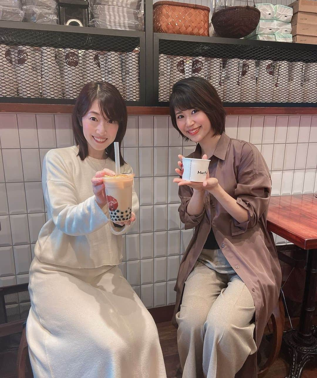 池辺愛さんのインスタグラム写真 - (池辺愛Instagram)「先日、タピりました🥤 NACK5「キラスタ」のパーソナリティー、斉藤百香ちゃんとランチからのタピりデート❣️ ・ ・ ・ 私はタピオカミルクティー。 台湾大好きサイモモちゃんは、トウフア？とかいうデザート。よく知らんけど😅 ・ ・ ・ 仕事の話やら恋の話やら😛 ツッコミ気質のサイモモちゃん、私にも色々ツッコんでくれて話しててとても楽しかった😆 またね〜❤️ ・ ・ ・ ちなみに！ 「ラブサタ」でも言いましたが、ユーキャン新語流行語大賞2019に、きっと #タピる は選ばれると思います🤨👍 あとは、 #◯◯ペイ と #oneteam （#ワンチーム）  さぁ、私の予想は当たるかな🤩！？ ・ ・ ・ #nack5  #キラスタ #ラブサタ  #斉藤百香 ちゃん #新語 #流行語 #2019もそろそろ #おしまい #大変な年だった #あと1ヶ月 #いいことあるかな #がむばろう」11月25日 13時02分 - aiikebe