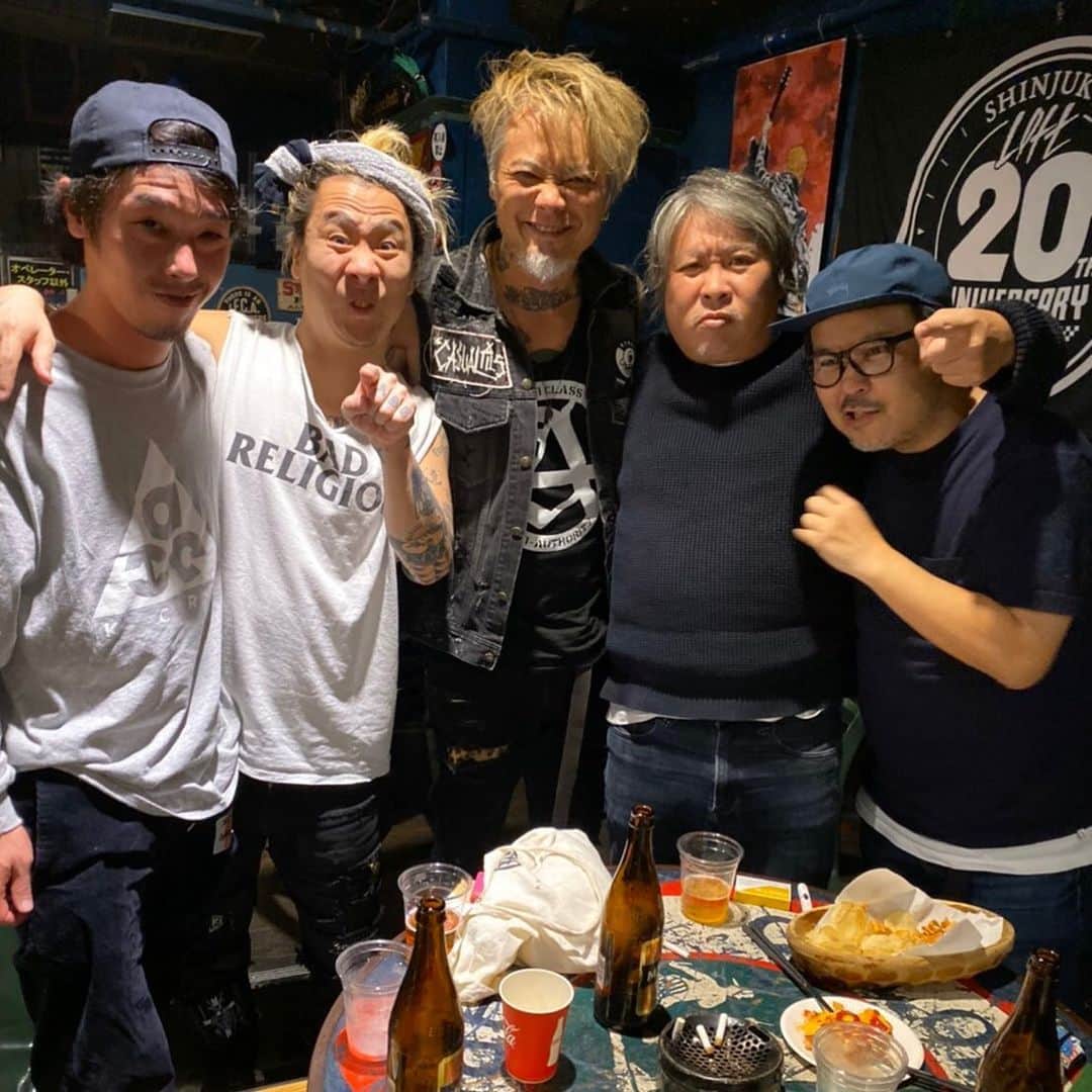 Larry のインスタグラム：「昨晩の新宿LOFTでの一コマ「愉快な仲間達」 #shinjukuloft  #radiots  #esptechnicalhouse  #garlicboys  #あーーーすぅ！」