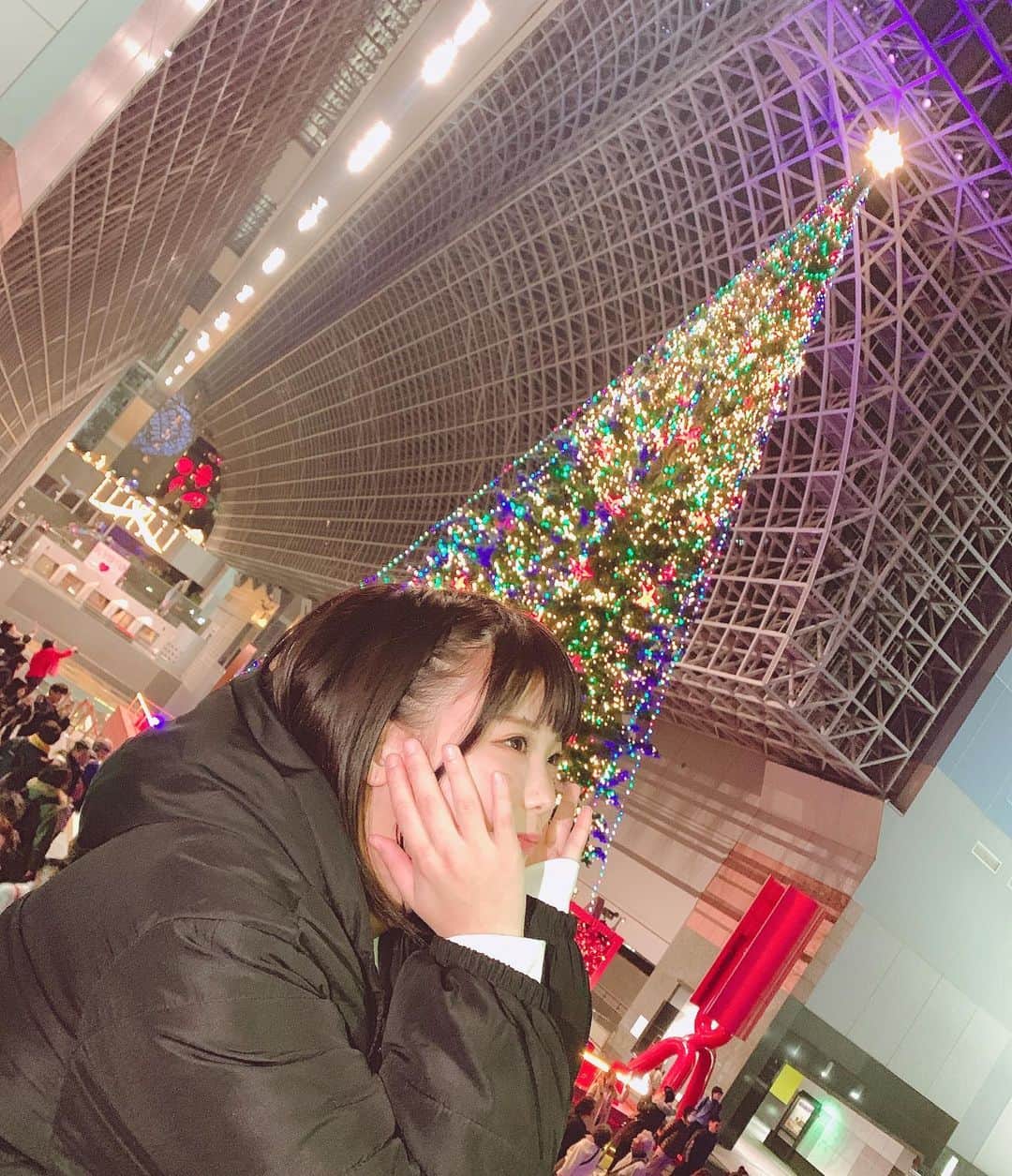 川村虹花さんのインスタグラム写真 - (川村虹花Instagram)「京都駅の大階段に大きなクリスマスツリーが🎄✨✨✨ めちゃくちゃ綺麗で感動したぁ🥺 やっぱクリスマスはイルミネーションが最高。 #京都駅 #大階段 #クリスマスツリー #イルミネーション」11月25日 13時09分 - nanaka_kawamura