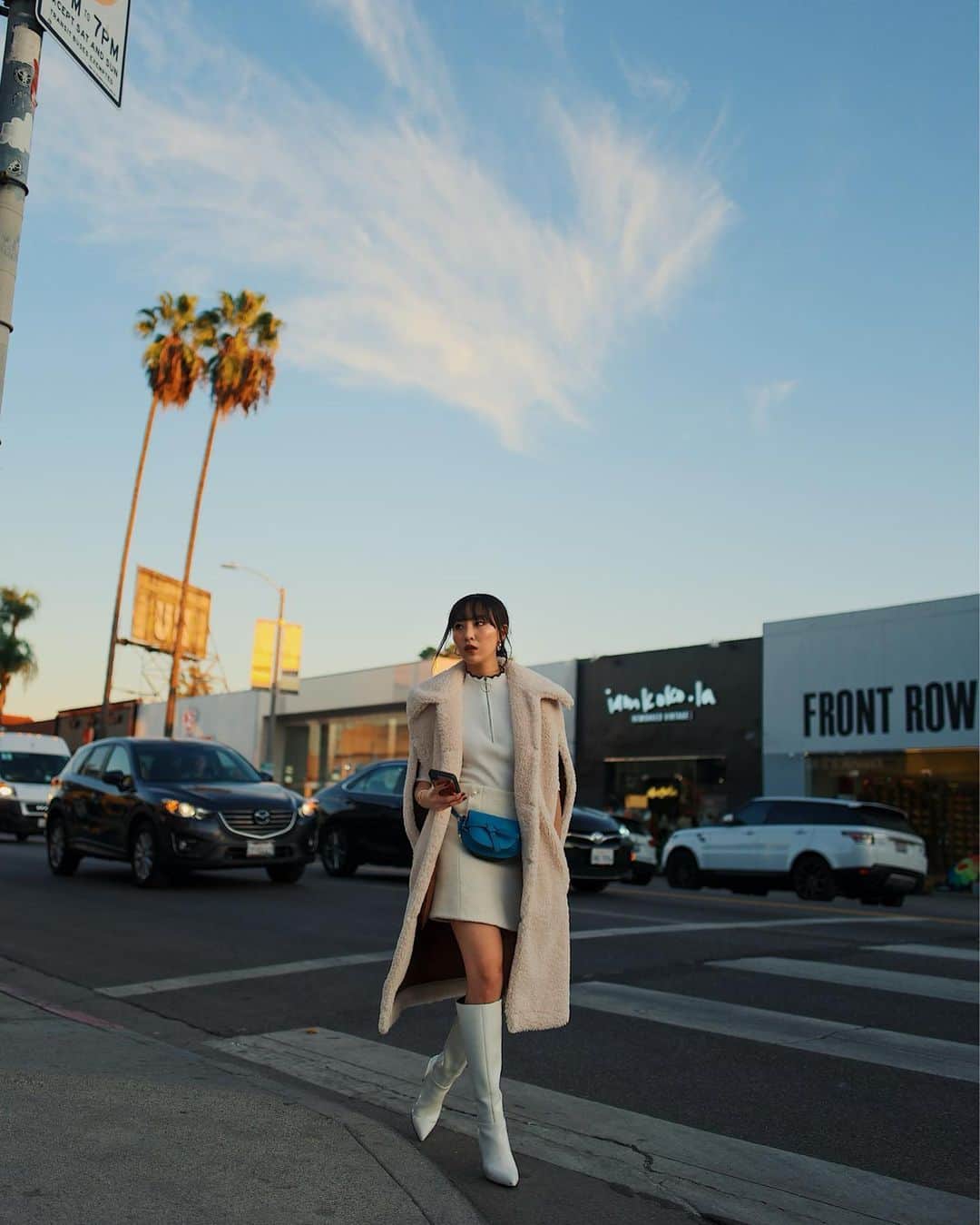 ソニアのインスタグラム：「Last moments in Los Angeles before jumpin on a 16 hour flight back to SG 🔥 It’s been an inspiring trip working with such talented people, and everyone that I’ve met out here has been so incredible. It showed me the industry on a completely different scale. It was exhilarating.  I was whining to a Lyft driver that I didn’t want to go back home and he said “WHUT! Of course you gotta go back! You take what inspired you here and what you loved about this city, and you go back and kill it”  Somehow I needed to hear that. Catch you back on air this week 🥊」