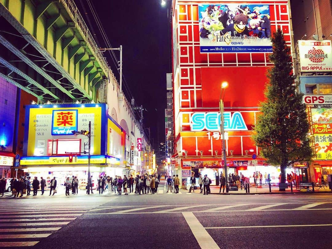 Шамов Дмитрийさんのインスタグラム写真 - (Шамов ДмитрийInstagram)「Акихабара | Akihabara | 秋葉原 На Акихабаре всегда своя атмосфера. Люди тут кажутся более свободными и раскрепощенными.  Встретил тут вчера нескольких подписчиков :3 #japan #tokyo #akihabara #anime #street #japanese #travel #traveling #trip #akiba #япония #токио #акихабара #путешествие #шамовдмитрий #аниме #日本　#東京　#旅行　#秋葉原　#秋葉 #アニメ」11月25日 13時13分 - shamovdmitry