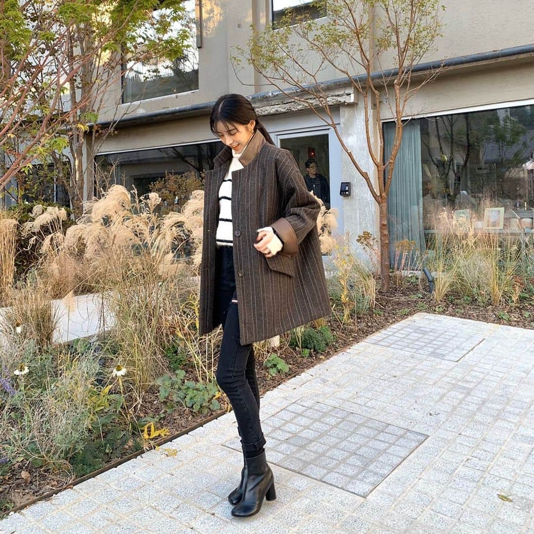 Son Ju Heeさんのインスタグラム写真 - (Son Ju HeeInstagram)「가죽 디테일이 너무 예쁜 안감 누빔 자켓 업뎃완료🍂 . 안감 누빔에 넉넉한 박시핏으로 안에 두꺼운 이너 입기에도 좋아 겨울시즌 쭉 입을 수 있어요 . . . #스토어팜 #rishop #리샵 #daily #dailylook #ootd #데일리 #데일리룩 #일상룩 #데이트 #핫플레이스 #성수동카페 #성수동맛집 #자켓 #누빔자켓」11月25日 13時23分 - juhee__ss