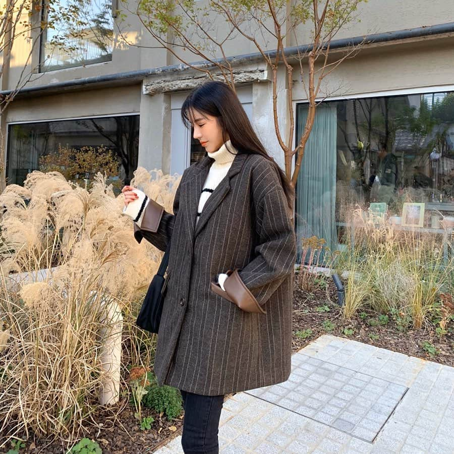 Son Ju Heeさんのインスタグラム写真 - (Son Ju HeeInstagram)「가죽 디테일이 너무 예쁜 안감 누빔 자켓 업뎃완료🍂 . 안감 누빔에 넉넉한 박시핏으로 안에 두꺼운 이너 입기에도 좋아 겨울시즌 쭉 입을 수 있어요 . . . #스토어팜 #rishop #리샵 #daily #dailylook #ootd #데일리 #데일리룩 #일상룩 #데이트 #핫플레이스 #성수동카페 #성수동맛집 #자켓 #누빔자켓」11月25日 13時23分 - juhee__ss