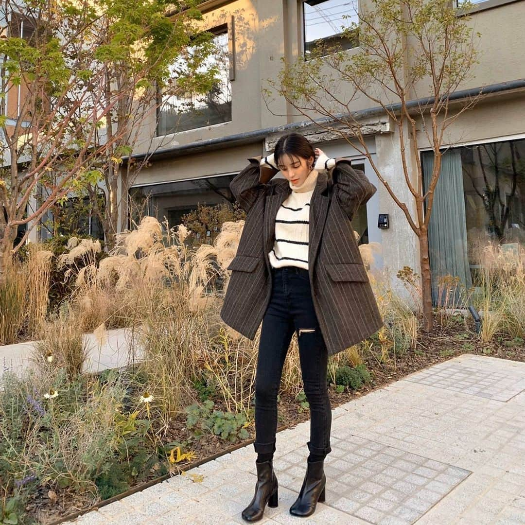 Son Ju Heeさんのインスタグラム写真 - (Son Ju HeeInstagram)「가죽 디테일이 너무 예쁜 안감 누빔 자켓 업뎃완료🍂 . 안감 누빔에 넉넉한 박시핏으로 안에 두꺼운 이너 입기에도 좋아 겨울시즌 쭉 입을 수 있어요 . . . #스토어팜 #rishop #리샵 #daily #dailylook #ootd #데일리 #데일리룩 #일상룩 #데이트 #핫플레이스 #성수동카페 #성수동맛집 #자켓 #누빔자켓」11月25日 13時23分 - juhee__ss