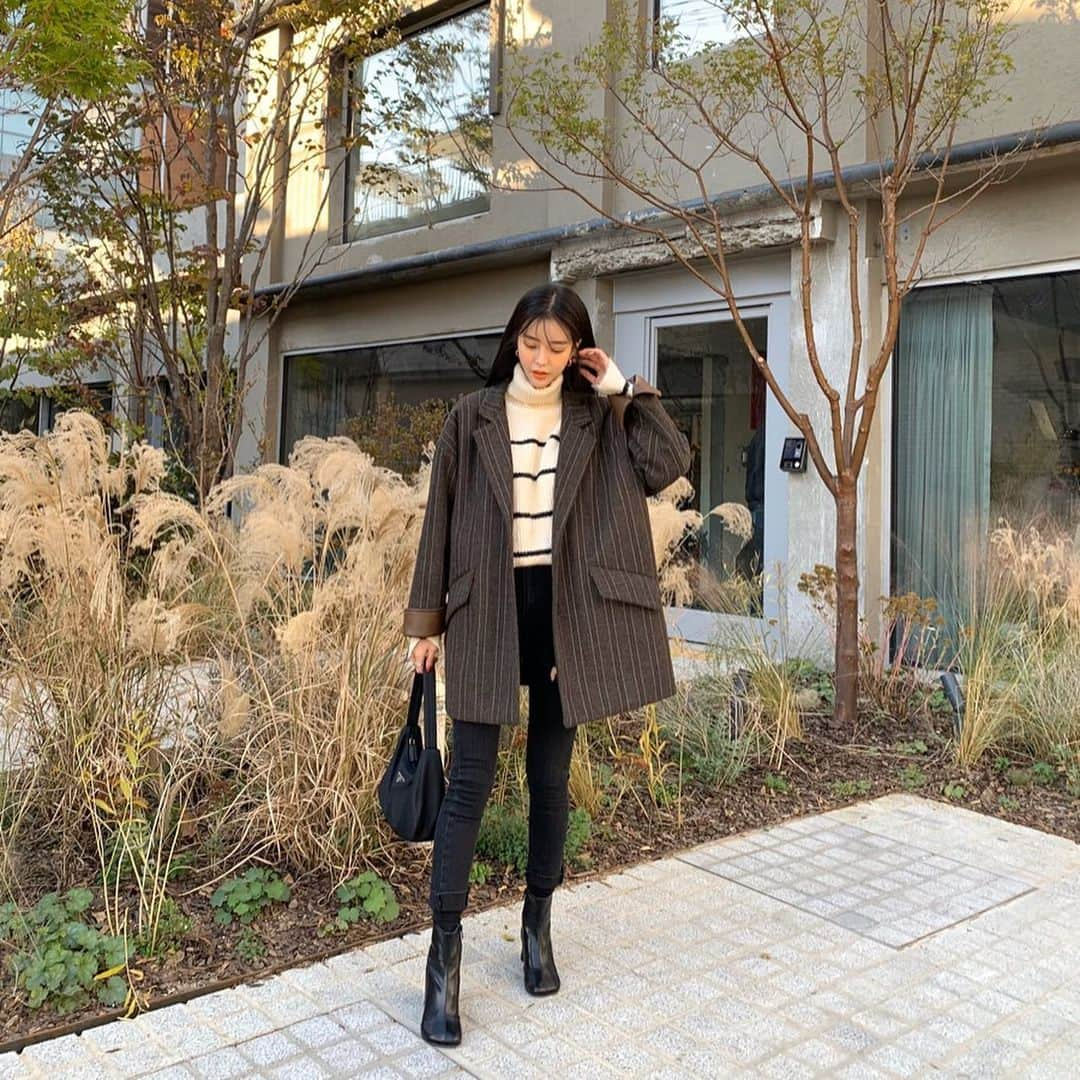 Son Ju Heeさんのインスタグラム写真 - (Son Ju HeeInstagram)「가죽 디테일이 너무 예쁜 안감 누빔 자켓 업뎃완료🍂 . 안감 누빔에 넉넉한 박시핏으로 안에 두꺼운 이너 입기에도 좋아 겨울시즌 쭉 입을 수 있어요 . . . #스토어팜 #rishop #리샵 #daily #dailylook #ootd #데일리 #데일리룩 #일상룩 #데이트 #핫플레이스 #성수동카페 #성수동맛집 #자켓 #누빔자켓」11月25日 13時23分 - juhee__ss