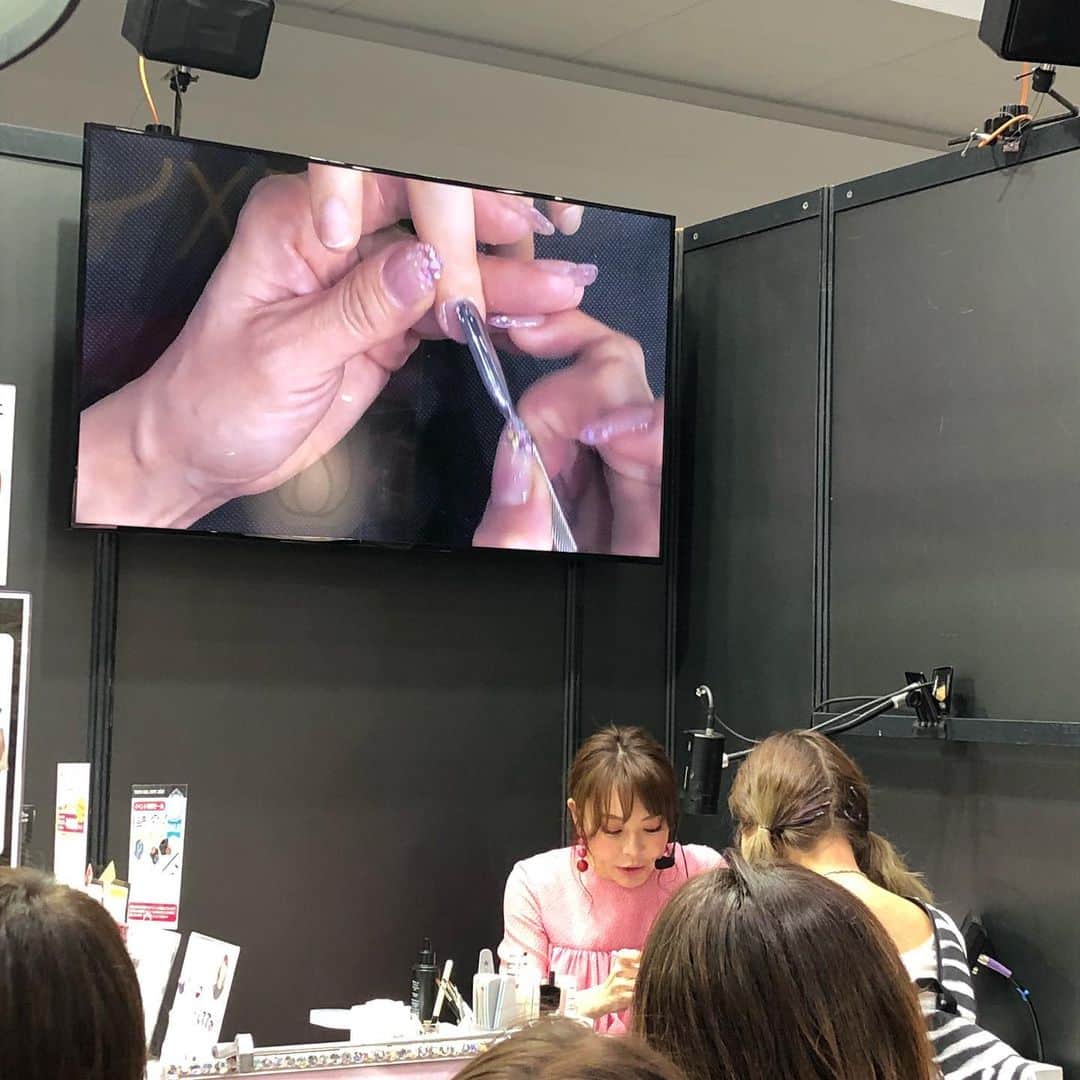 エリコネイルさんのインスタグラム写真 - (エリコネイルInstagram)「. ✨NAIL EXPO 2019✨ 【黒崎えり子先生 @erikokurosaki322 】 デモンストレーション始まりました🎀 ✅11月25日（月）13:10〜14:10  24日のデモでは限定パウダー（ブルー）を 使用して、星が輝く素敵なスカルプチュアを 披露してくださいました⭐️ ファイリングやプッシャーの動きなど、細かく丁寧なデモンストレーションが見られるのは今だけ‼️ まだ、間に合います💨  ぜひぜひお越しください🤗  モアブースは👇 東京ビッグサイト 南棟 1階 A-403  #黒崎えり子先生  #デモンストレーション #demonstration  #ネイルエキスポ2019 #nailexpo #東京ネイルエキスポ  #morecouture #モアクチュール  #erikonail #エリコネイル  #nail #nails #nailart #gelart #네일#젤네일 #美甲」11月25日 13時17分 - morecouture_jp