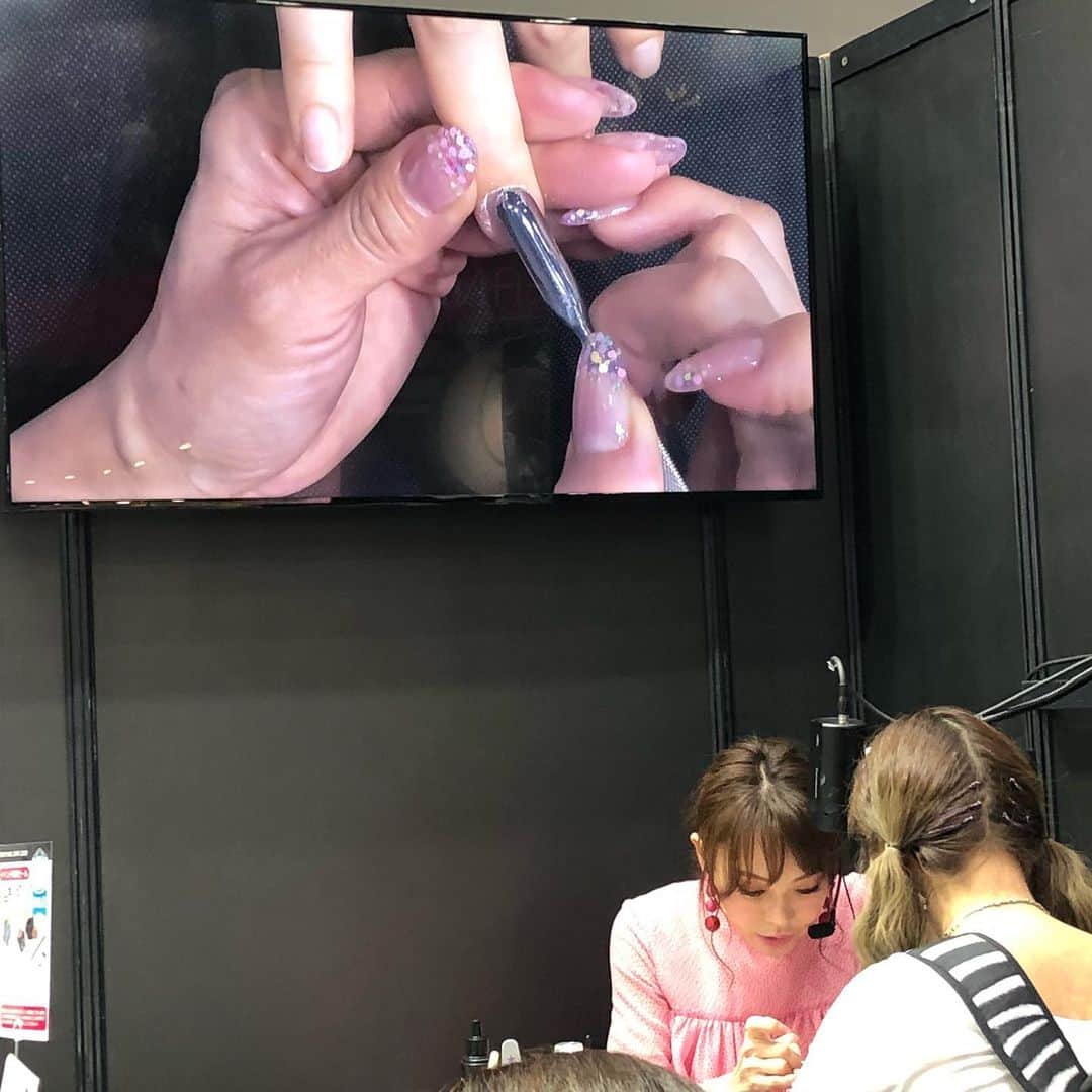 エリコネイルさんのインスタグラム写真 - (エリコネイルInstagram)「. ✨NAIL EXPO 2019✨ 【黒崎えり子先生 @erikokurosaki322 】 デモンストレーション始まりました🎀 ✅11月25日（月）13:10〜14:10  24日のデモでは限定パウダー（ブルー）を 使用して、星が輝く素敵なスカルプチュアを 披露してくださいました⭐️ ファイリングやプッシャーの動きなど、細かく丁寧なデモンストレーションが見られるのは今だけ‼️ まだ、間に合います💨  ぜひぜひお越しください🤗  モアブースは👇 東京ビッグサイト 南棟 1階 A-403  #黒崎えり子先生  #デモンストレーション #demonstration  #ネイルエキスポ2019 #nailexpo #東京ネイルエキスポ  #morecouture #モアクチュール  #erikonail #エリコネイル  #nail #nails #nailart #gelart #네일#젤네일 #美甲」11月25日 13時17分 - morecouture_jp