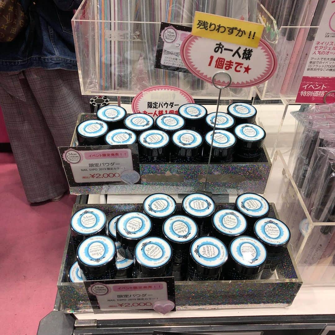 エリコネイルさんのインスタグラム写真 - (エリコネイルInstagram)「. ✨NAIL EXPO 2019✨ 【黒崎えり子先生 @erikokurosaki322 】 デモンストレーション始まりました🎀 ✅11月25日（月）13:10〜14:10  24日のデモでは限定パウダー（ブルー）を 使用して、星が輝く素敵なスカルプチュアを 披露してくださいました⭐️ ファイリングやプッシャーの動きなど、細かく丁寧なデモンストレーションが見られるのは今だけ‼️ まだ、間に合います💨  ぜひぜひお越しください🤗  モアブースは👇 東京ビッグサイト 南棟 1階 A-403  #黒崎えり子先生  #デモンストレーション #demonstration  #ネイルエキスポ2019 #nailexpo #東京ネイルエキスポ  #morecouture #モアクチュール  #erikonail #エリコネイル  #nail #nails #nailart #gelart #네일#젤네일 #美甲」11月25日 13時17分 - morecouture_jp