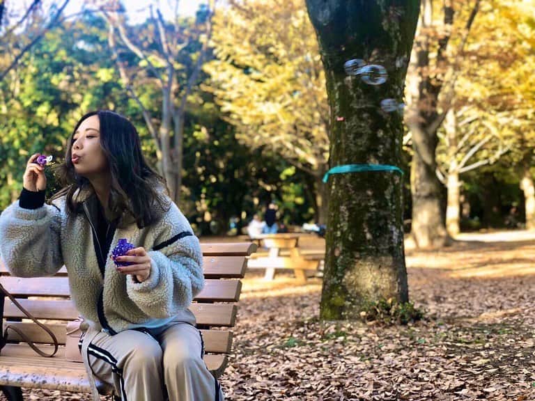 西村季里子のインスタグラム：「・ カップルが写真を撮ってるうしろで シャボン玉の演出をするっていう 休日を過ごした日🎈 甘い匂いのするシャボン玉液だったからか カラスと子どもがたくさん寄ってきた🥳 まだたくさん液が残ってるんだけど だれか一緒にシャボン玉やらない🙋🏻‍♀️？ #シャボン玉#bubble#🥳 #代々木公園#代々木#原宿#紅葉 #秋#september#autumnleaves #カップル#写真#演出#いい写真撮れたかな #そういうバイトないかな#シャボン玉演出 #すごい余ってる#1人でやる勇気はない #followｍe #follow」