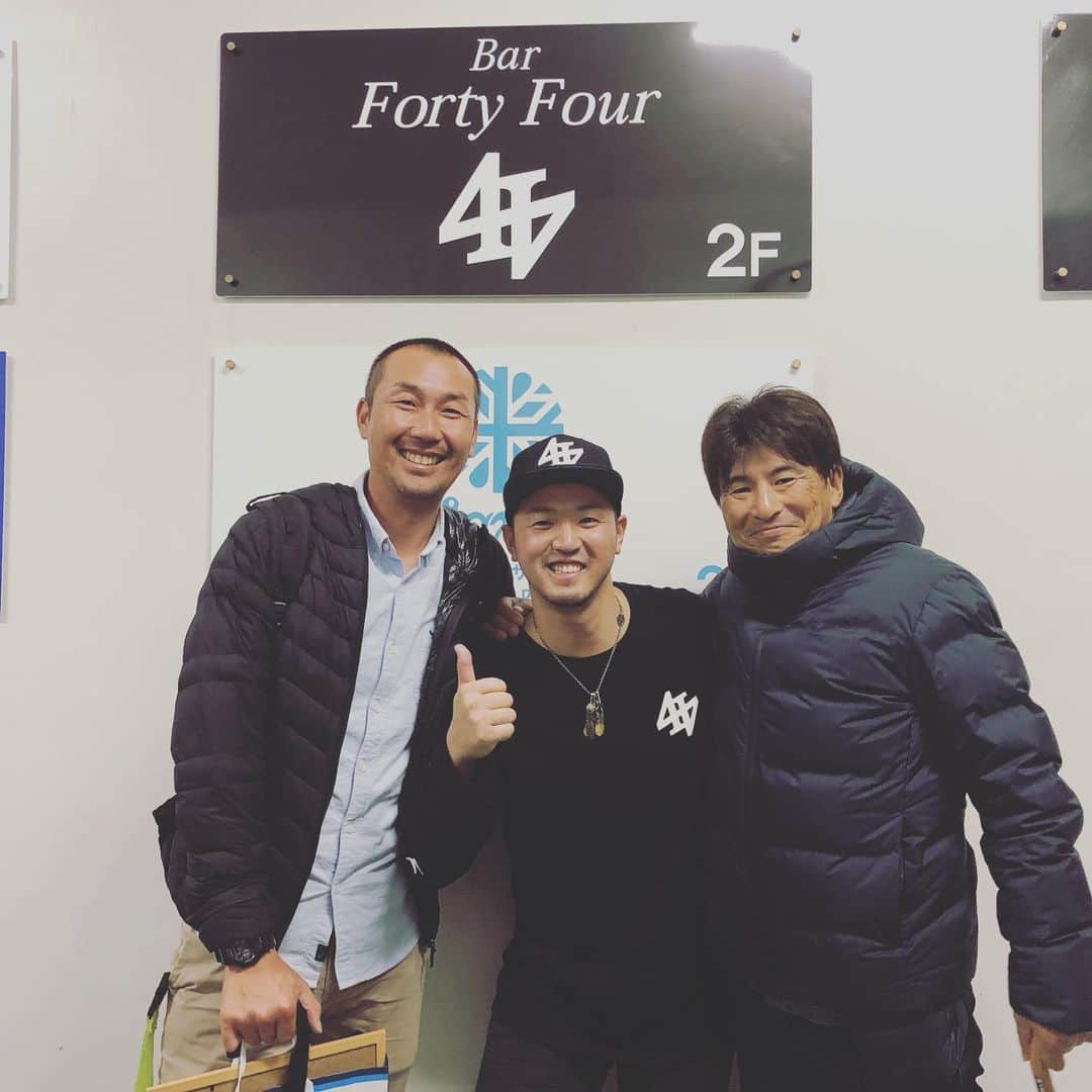 のインスタグラム：「先日は#牛田成樹 コーチ#島田直也 さんが来店してくれました☺️ 牛田さんは現役に２年くらいかな？一緒にプレーさせてもらいました✨⚾️ 来年から#横浜DeNAベイスターズ にコーチとして復帰🔥 島田さんがコーチ時代２年間一緒でした☺️懐かしい話出来ました✨✨ 12月は#BARfortyfour でイベント盛り沢山です🍾🍾 そろそろ告知していきます😆👌 #関内#BAR#ダーツ#野球#プロ野球」