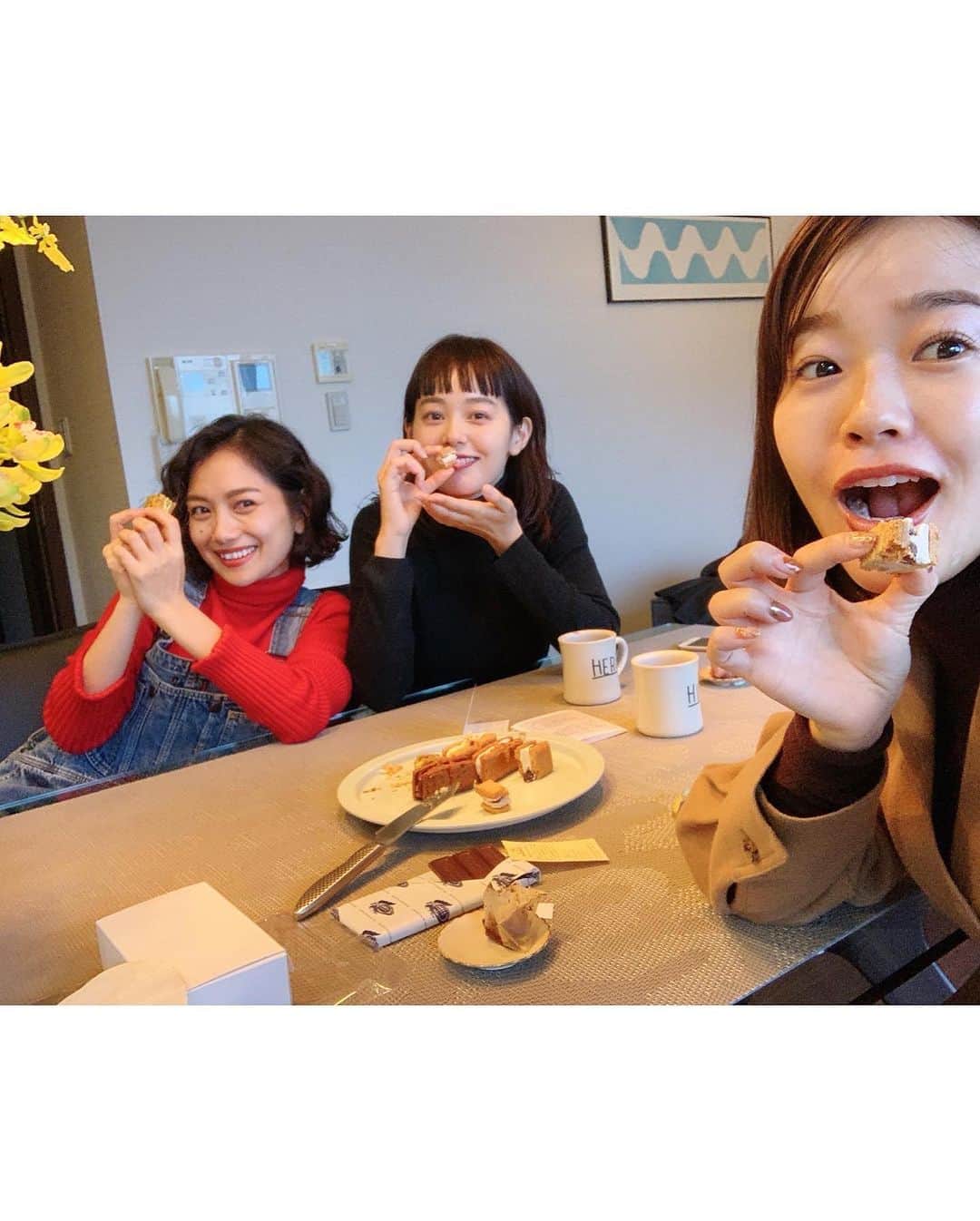 猪鼻ちひろさんのインスタグラム写真 - (猪鼻ちひろInstagram)「ある日の昼下がり◎ @shiho_takechi @aoyagifumiko と3人という 初めての組み合わせの会。 文子とはよく会ってるけど、志穂ちゃんは久々すぎてちょっぴりドキドキ。グータンヌーボみたいに集合して近況報告を聞いたりして。話は尽きないものですね、楽しくて。不思議な生き物だ。 志穂ちゃん家も、冷蔵庫からサッと出してくれた手作りデザートもセンスの塊でした🍊 そしてずっと食べたかったやつ、 青柳文子がお土産で食べさせてくれた🥺💞 @noraisinsandwich  実はわたし、ここだけの話、いつもレーズンサンドにレーズンが入ってなかったらもっと好き…って思っていたのです。(って言ったら2人が驚いていた)だからねもう感激。 ちなみに @sakikohirano ちゃんの文章も顔も大好き。  個人的にはピスタチオ、マロン、チェリーの３つ、 最高すぎたので常時販売して欲しいと切に願ったよ👉🏻👈🏻 みんなでシェアしてちょびちょび食べたのも、 また楽しい思い出になりましたとさ☺️ #武智志穂#青柳文子#そう#青文字系#といえば#の方々ですね！ #相変わらず美しいふたりでした🍒」11月25日 13時31分 - inohanachihiro