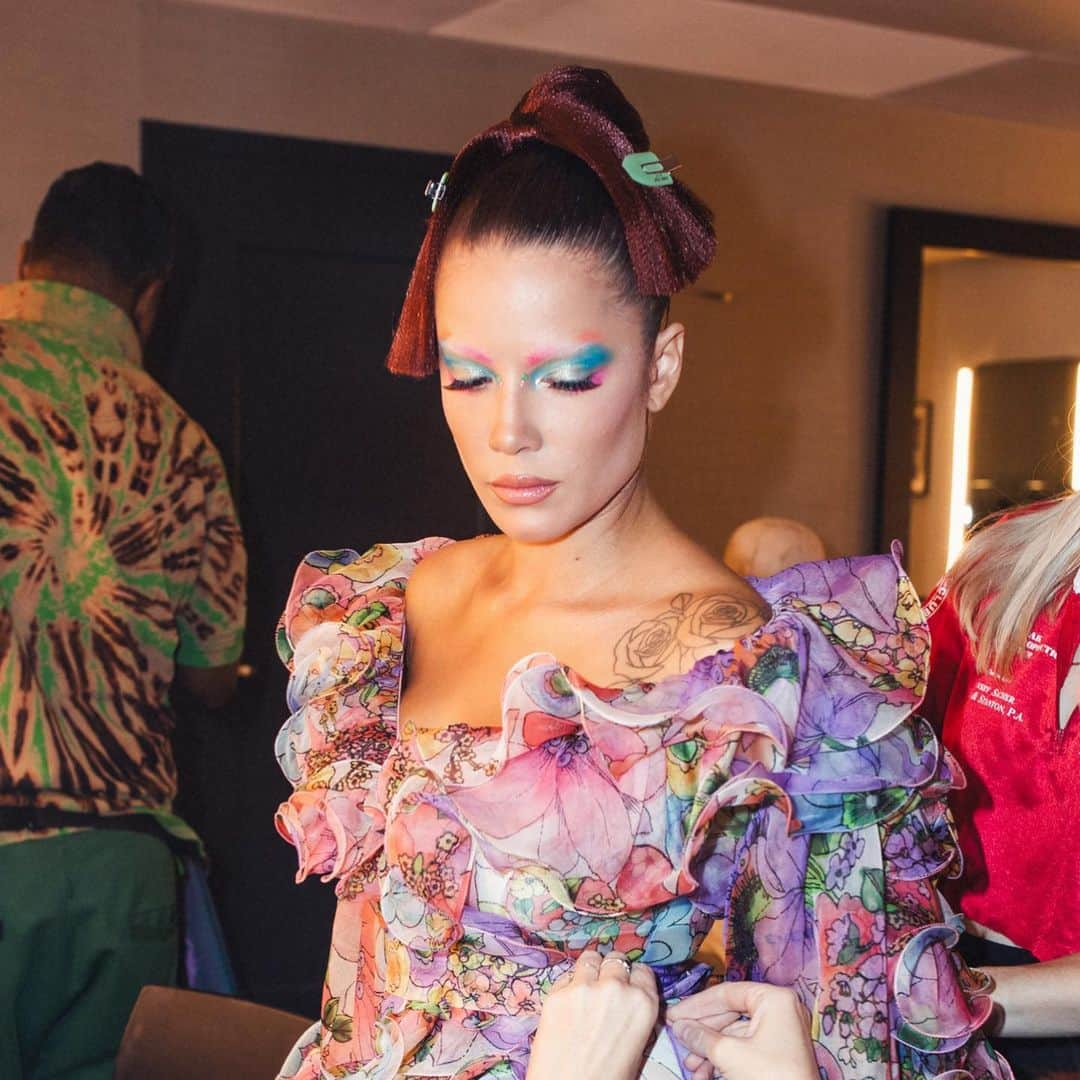 Halseyさんのインスタグラム写真 - (HalseyInstagram)「@marcjacobs watercolor bleeding right into the @amas !!! wow wow wow 🌸🌼🌺🌿💐 thank you glam team @zoecostello and @themartyharper the makeup is of course my own experiment. Bye bye brows. 📷: @yasi」11月25日 13時31分 - iamhalsey