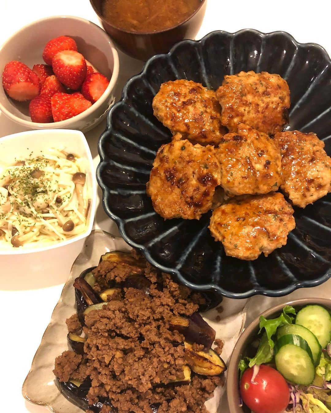 のインスタグラム：「昨日の夕飯(*^o^*) 昨日はデイキャンプが割と近場で解散も早めだったので、ゆっくり家ご飯！  鳥のつくねに、ナスのニンニク肉味噌のせ、キノコマリネ、味噌汁、サラダ、イチゴです。  食後には新宿にお迎えに行ったときに買った可愛い和菓子を\(//∇//)\ うちは土日だけ1時間くらいYouTubeを許してるのですが、 その間私はずっとラストを見逃してたグリーンブックを観ました。  韓国帰りの飛行機で途中で終わってしまって（笑）  いや〜、なんかハラハラしたり、胸がギュッとなる思いも感じながら、最後はすごくあったかい気持ちになれる映画でした。  最後の方はチビ達も一緒に見だして（笑）、 途中から見られると説明するのが辛いわ（笑）  またゆっくり見よ〜っと！  #甘糟ご飯#ご飯#家ご飯#夕飯#とりのつくね#グリーンブック」