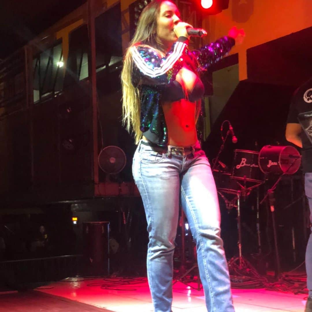 Mulher Melãoのインスタグラム：「🎤 🤩 showzinho」