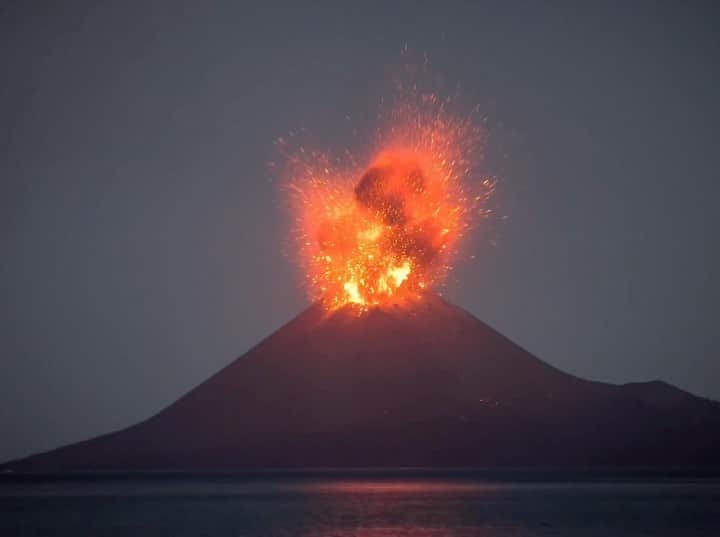 Paul Octaviousのインスタグラム：「Nature is so wild and so beautiful!  This footage is one of the most beautiful things I’ve ever seen! Krakatoa volcano erupting In Indonesia from late Oct 2018.」