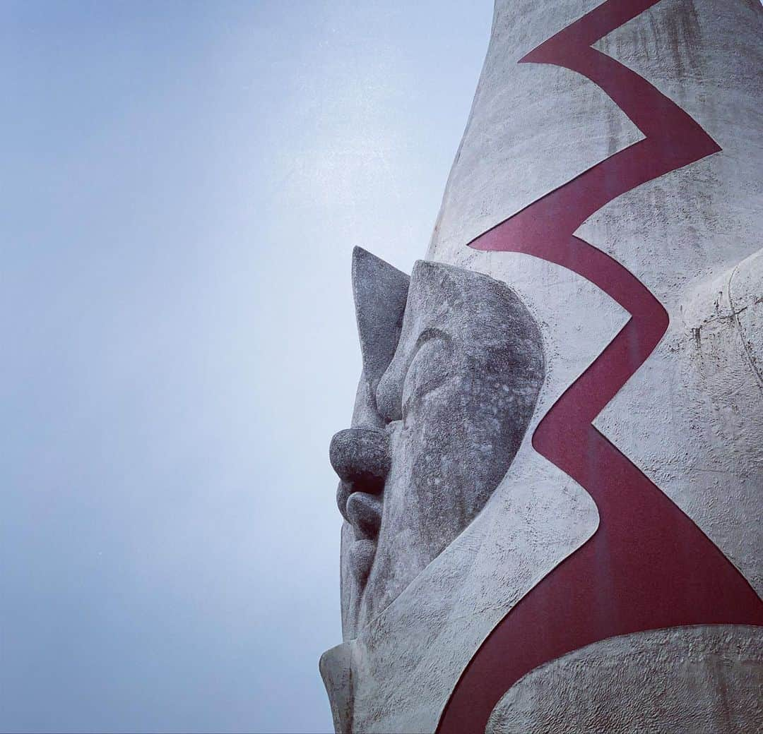 梨衣名さんのインスタグラム写真 - (梨衣名Instagram)「太陽の塔公園にて ファッションショーの審査員を務めさせていただきました。 ありがとうございました😊  審査員の皆さんとの写真だよ♪  黒のニットワンピ、men's likeブルゾンは　@egoist_official だよん。  しかし、初めて見る太陽の塔は表情豊かでして。 横顔のおブスなところも愛おしい。 背中を丸めて、ものすごい人生を経験してきたおじさんのようです。 いや、褒めてます。  ということで、本日から新しい現場です。 気を引き締めて楽しんできます。  ザオリク！」11月25日 13時35分 - leena3.1415926