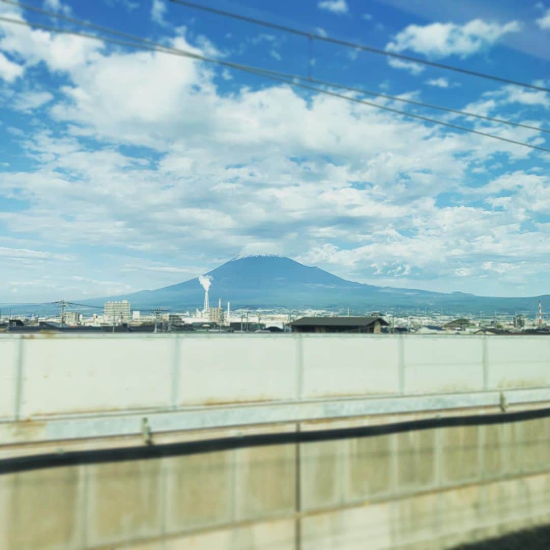 DJ AIKO 62さんのインスタグラム写真 - (DJ AIKO 62Instagram)「雲が少しあるものの、とても美しい富士山🗻✨ #fujisan  #mtfuji  #DJAIKO62 #富士山 #新幹線の車窓から  #新幹線からの富士山  #京都へ #今週もよろしくお願いします」11月25日 13時50分 - djaiko62