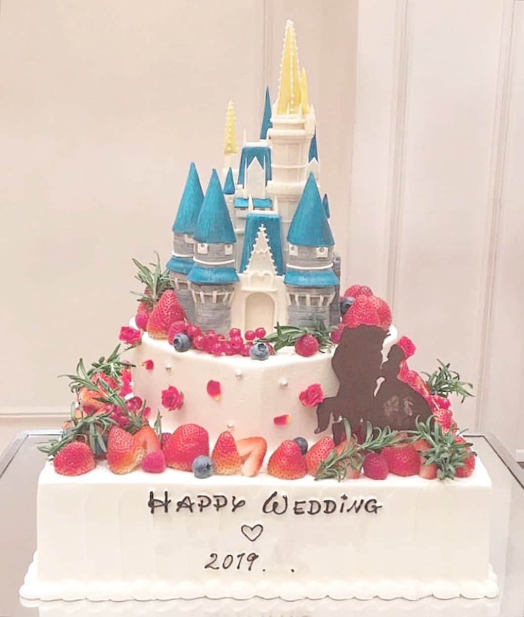 プレ花嫁の結婚式準備アプリ♡ -ウェディングニュースさんのインスタグラム写真 - (プレ花嫁の結婚式準備アプリ♡ -ウェディングニュースInstagram)「ディズニーがテーマのウェディングケーキ5選💎.◌* . @weddingnews_editor まいにち150記事を配信♩アプリもよろしくね💕 . . 📷本日のカバーPhoto🕊♩+ﾟ* .  @terattttta さん . #ディズニー がテーマ✨teratttttaさんの可愛い #ウェディングケーキ 🍰💗 . カバーは #シンデレラ × #美女と野獣 のデザイン💎.◌* . プラチョコで作られた立体的な #シンデレラ城 とプレートで作られたダンスする野獣と #ベル 💓 . どちらもとても可愛くて目を惹く華やかさです😍 . 他の #ケーキ も素敵なのでぜひスワイプ👉🏻してみてくださいね✨ . . . ...................................... ❤️【WeddingNews情報】❤️ . 本日新着のオススメ記事をご紹介します✨ . . ①文例あり＊席次表やプロフィールブックに使える例文をチェック！💕《DIY》 . . ②初詣に行ってみない♡？夫婦守りが買える全国の神社と飾り方＊💕《テーマ・装飾》 . . ③体験談♡結婚式までのスキンケアやエステで良かったものだけ紹介！💕《ビューティー》 . . ④本当に節約していい項目は？プロが教える裏ワザ10選＋α💕《お金・段取り》 . . ⑤永久保存版！ハワイで買いたいお土産リスト＊*💕《新婚旅行》 . ※《》は記事のあるカテゴリー名❤️ . などなど、その他にも新着記事が配信中💕アプリダウンロードがまだお済みでない方は是非 @weddingnews_editor のURLからダウンロードしてみてくださいね💕 . . . ＼📷投稿お待ちしています／ . 花嫁はもちろん、業者さんも大歓迎✨ アナタのお写真をご紹介してもOKという方は、ぜひ #ウェディングニュース にお写真を投稿してください💕 . . ⬇︎関連アカウント⬇︎ . 🕊メインアカウント 【 @weddingnews_editor 】 . 💒インスタグラムで式場探し 【 @weddingnews_concierge 】 . 👰花嫁から式場探し 【 @weddingnews_brides 】 . . その他、編集部からの連絡専用 @weddingnews_contact や、スタッフ個人の連絡用として @WN_xxxx（xxxは個人名）があります💕 . . …………………………… ❤️ウェディングニュースとは？ …………………………… . 花嫁のリアルな”声”から生まれた、花嫁支持率No1✨スマホアプリです📱💕 . . 🌸知りたい… #結婚式準備 に役立つ記事を毎日150件配信中♩ . 🌸見たい… インスタの #ウェディング 系投稿TOP100が毎日チェックできる＊IG画像の複数ワード検索も可♩ . 🌸叶えたい… 式場をはじめとした  #結婚式 関連の予約サイトが大集合♩ . 🌸伝えたい… 自分の結婚式レポ『マイレポ』が簡単に作れる♩卒花嫁のレポが読める♩ . . @weddingnews_editor のURLからDLしてね✨ . . . #花嫁 #ウエディング #プレ花嫁 #プレ花嫁準備 #2020春婚 #2020夏婚 #ディズニーシー  #2019冬婚 #2020冬婚 #2020秋婚  #全国のプレ花嫁さんと繋がりたい #プロポーズ #スイーツ #ディズニーウェディング #ディズニーランド #ディズニープリンセス #クリスマスケーキ  #デザート」11月25日 13時44分 - weddingnews_editor