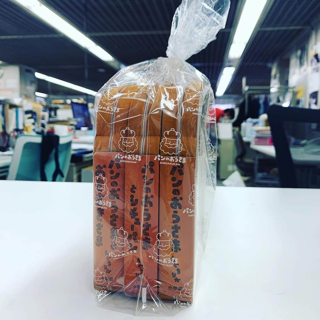 西田善太さんのインスタグラム写真 - (西田善太Instagram)「新作「パンのおうさまとおきさきさま」が焼き上がった記念に、えぐちりかさんの絵本「バンのおうさま」三部作が食パンパッケージでセット販売されるよ🍞。パンが好きすぎるおうさまがいろいろしでかしちゃうのだ🍞。 #パンのおうさま #えぐちりか #小学館」11月25日 13時46分 - zentanishida