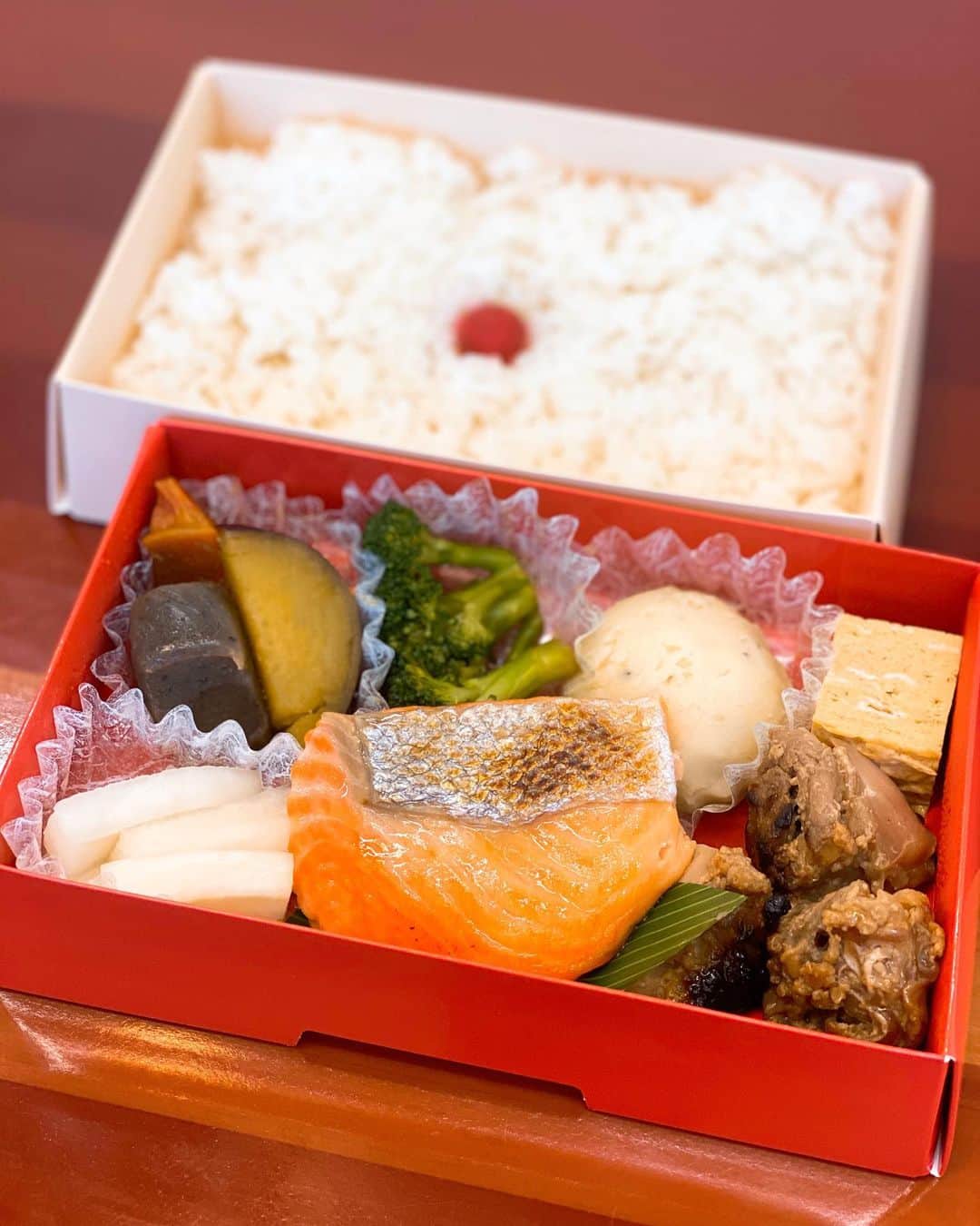 のインスタグラム：「ランチ弁で、撮影スタジオで、麻布十番『ぎん香』の「鮭・とりこうじ焼弁当」。﻿ 初めて食べて、美味しいのでネットで調べたら、2,000円するんですね〜！﻿ 良いお弁当でした。﻿ ﻿ #ぎん香 #具義弁当2019」
