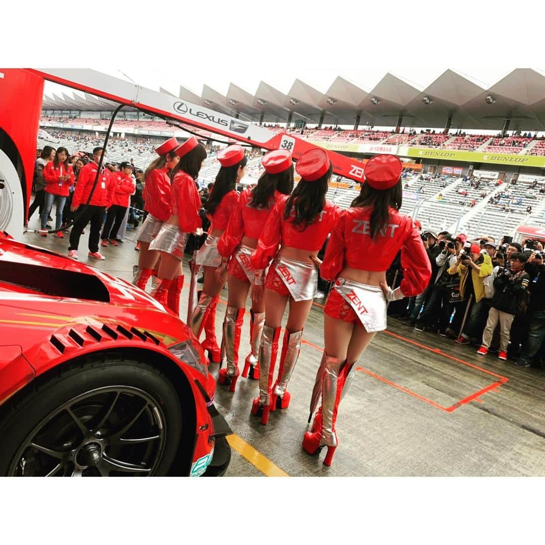 川村那月さんのインスタグラム写真 - (川村那月Instagram)「【SUPER GT×DTM特別交流戦】 38号車 レース２ではクラッシュにより残念な結果になってしまいましたが、普段見る事が出来ない交流戦の2日間、大迫力のレースとても素晴らしかったです😭✨ 私としては最後のレース。この2日間も38号車を皆様と応援できてとても幸せでした✨  レースクイーンになれて良かった。  ZENT様、チームの皆様、メンバーのみんな、そして会いに来て下さったファンの皆様、本当にありがとうございました💕  そして12月15日のTGRFにも出演させて頂きます。最後のサーキットになりますが、皆様と思いっきり楽しみたいと思います☺️🌟 レースが終わって凄く寂しいけど、心から感謝の気持ちでいっぱいです！ 「今日も皆さんに愛を✨」 #川村那月 #ZENTsweeties  #38号車 #SUPERGT #DTM #特別交流戦 #富士スピードウェイ #レースクイーン #レースクイーン卒業 #最後のレース #感謝 #皆さんに愛を #日本レースクイーン大賞グランプリへ🏆」11月25日 14時07分 - kawamura_natsuki317