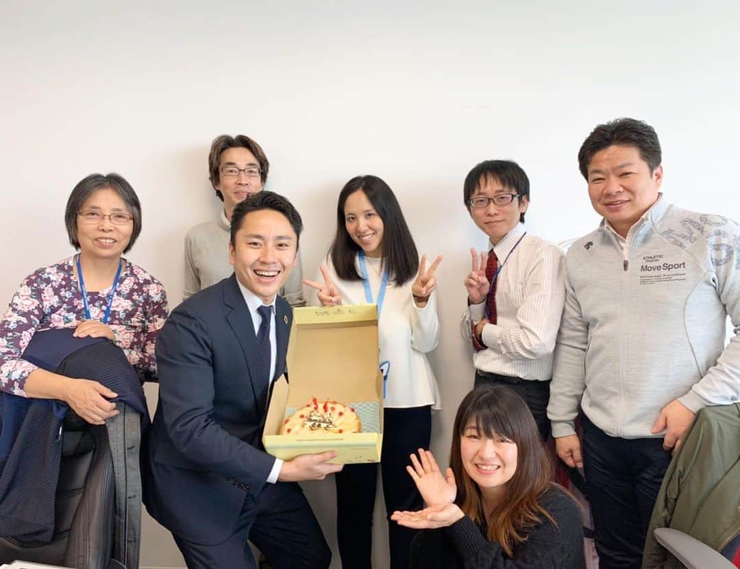のインスタグラム：「34歳になりました🙏 こんな会長を懸命に支えてくれる事務局メンバーに感謝感謝です🙇‍♂️ 選手が活躍出来たり、大会が成功するのはこういった皆んなのお陰です。今年もよろしくお願いします！  太田雄貴」