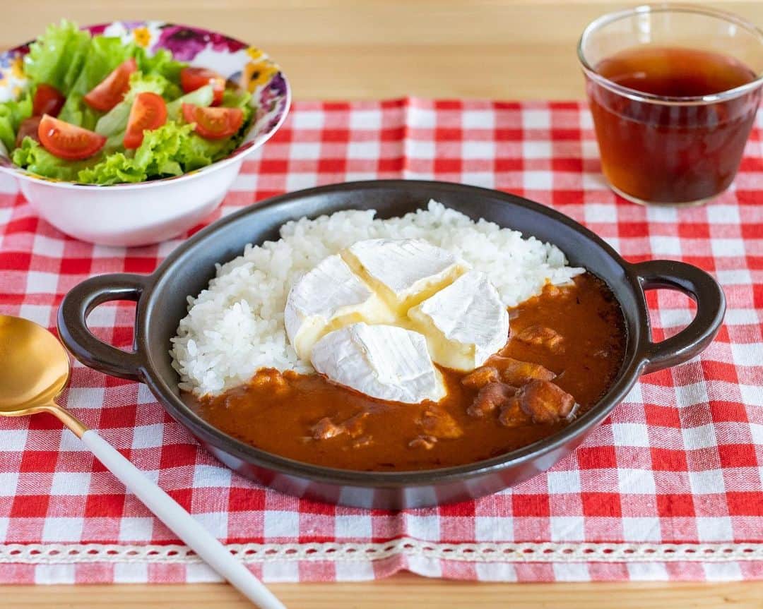 haru.のインスタグラム：「. おこんにちは！ . もうおやつの時間が近いですがw 今日のランチ〜〜。 . おうちごはん @ouchigohan.jp 様より「 #明治北海道十勝カマンベールチーズ 」をプレゼントしていただき、 バターチキンカレーにカマンベールチーズを贅沢に1個丸ごとのせて、 カマンベールのっけカレーを作りました。 . 盛り付けてから少しトースターで焼いて、 焼きカレーっぽくしてみましたよ♩ チーズがとろーり。 めっちゃ美味しい♡ . カレーとチーズは間違いない組み合わせですね😋♩ . また、カマンベールを使った #カマン飯 作ってみよ！ . . さて。 今月の仕事が終わって久しぶりにぐーたらしていた週末が終わり。 今日からまた来月のお仕事の調べ物など準備を。 . 朝からお風呂場にカビキラー撒いたりもしてたけどね！笑。 大掃除も少しずつ進めなくちゃー…。 がんばろっと。 . みなさまもよい午後を♡ . .  #カマン飯 #明治北海道十勝カマンベールチーズ #おうちごはんキャンペーン」