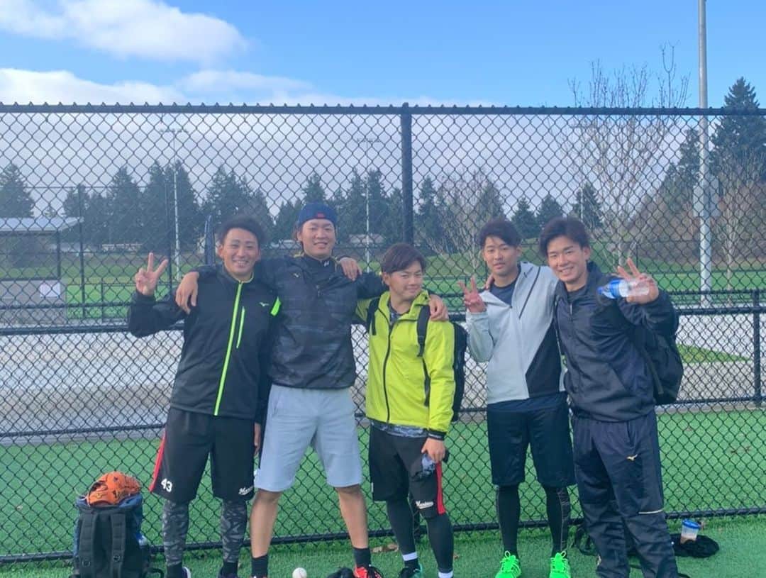 成田翔のインスタグラム：「シアトルin2日目👍 今日は明日からのドライブラインに向けて練習❗️ 3枚目の写真は出発ぎりぎりに目覚めてバナナを食べるとしや先輩🤣」