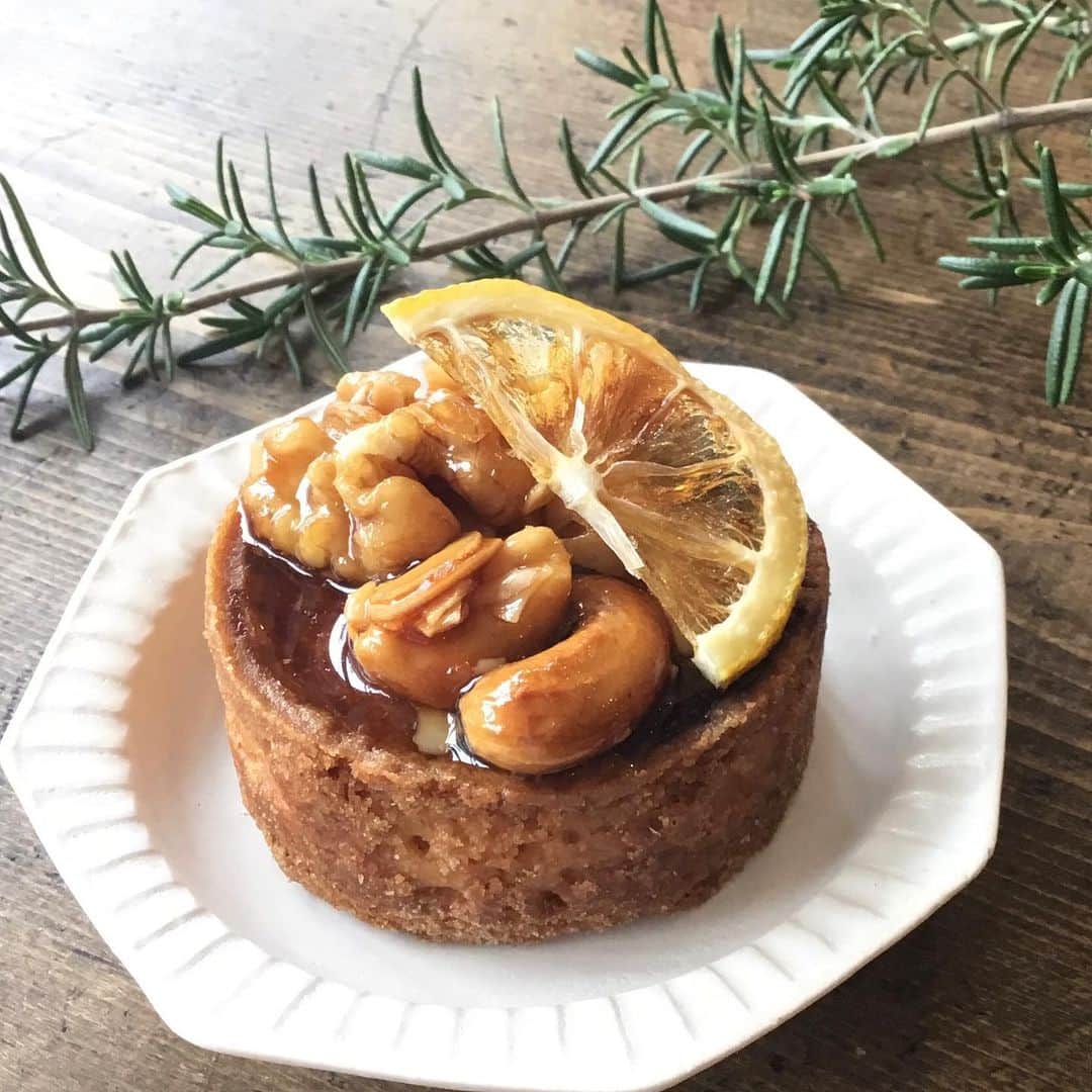 のインスタグラム：「【 ceramic studio blank 堀家久美子 個展限定カフェメニュー『キャラメルナッツのタルト』@手紙舎鎌倉店 】﻿ ﻿ 手紙舎鎌倉店では現在、個展限定メニュー『キャラメルナッツのタルト』をご提供しております。タルト生地にオレンジジャム・アーモンドクリームを流し込み、上に塩キャラメルナッツをのせた小さな秋のタルト。堀家さんの豆皿にのせてお出し致します。テイクアウトのご利用も承っておりますので、お家のティータイムにもいかがでしょうか。﻿ ﻿ 【ceramic studio blank「fo(u)r elements」】﻿ 会期：2019年11月14日（木） 〜 12月2日（月）﻿ 会場：手紙舎鎌倉店（神奈川県鎌倉市長谷2-5-41）﻿ tel ：0467-38-5035﻿ 営業時間：11:00～18:00（火・水曜日定休）﻿ #手紙社#手紙舎#手紙舎鎌倉店#鎌倉#kanakura#ceramicstudioblank#堀家久美子#陶器#磁器#陶磁器#豆皿#蓋物#器#カフェ#キャラメルナッツタルト#個展期間限定メニュー」