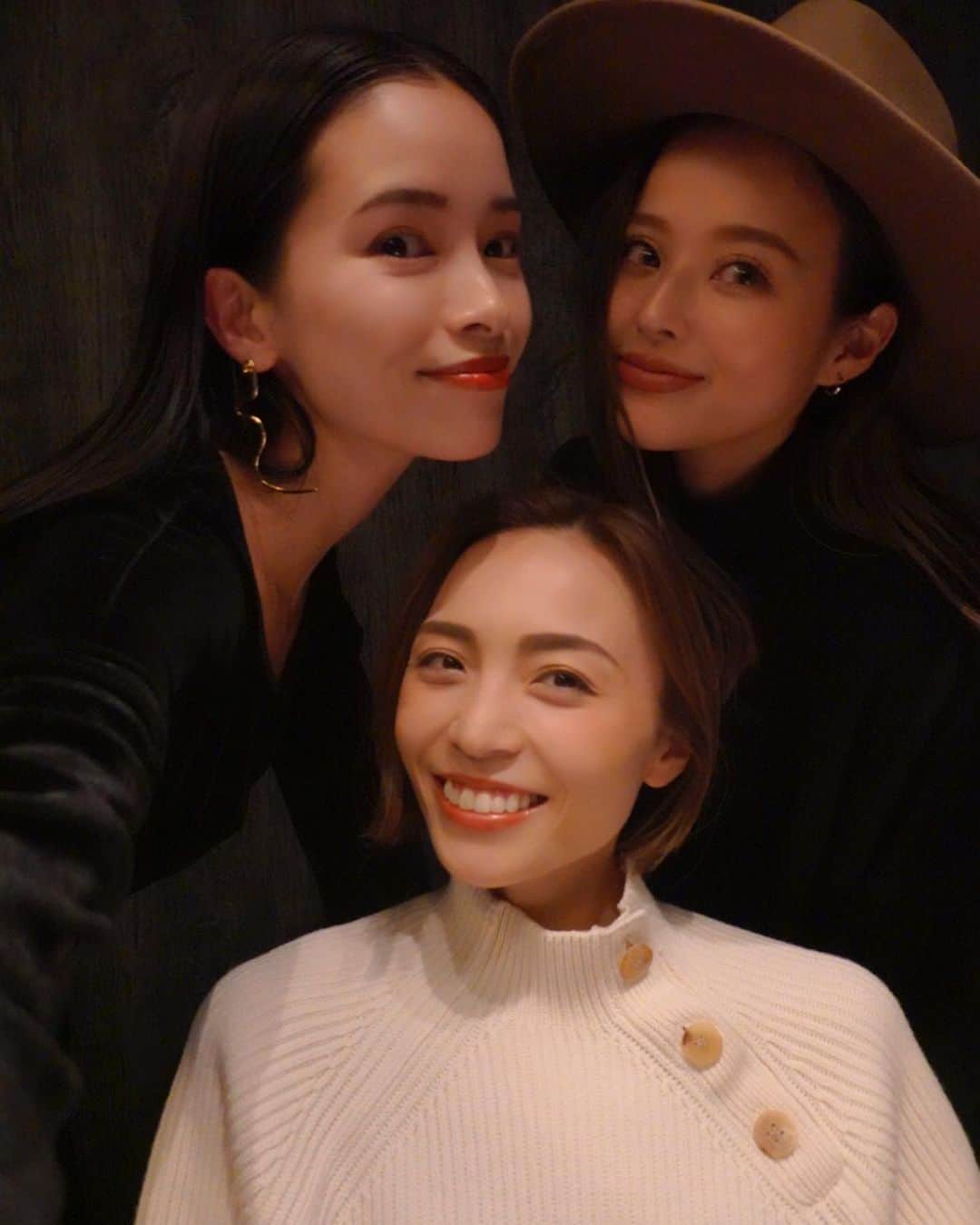 尾崎紗代子さんのインスタグラム写真 - (尾崎紗代子Instagram)「@ushimitsu_nishiazabu にて @satomiakane のお誕生日祝い🎉 . 友達というか幼なじみみたいな感覚の二人と しょーもないことから重要事項(?)まで なんでも話して久しぶりにお酒飲んで うしみつのこんなに美味しいお肉達を食べて 身体中が幸せで満たされました🏵 茜おめでとう🤗 . @ushimitsu_nishiazabu はオープンしたばかり。 全個室のプライベート空間。 今まで見たことのないお肉の食べ方や演出に 終始驚かされ、頬張るたびに 目尻のシワが寄り← 本当に最高の焼肉屋さん。 これは絶対にまた行かなくては.... . デートでも会食でも女子会でも こんな所ならテンション上がっちゃうね。 最後の写真はお祝いにちょこっと駆けつけてくれた のもっちゃんをサンドで挟み写真。 . 今や3人ともママ奮闘中。 .  #selfie #selfiegram  #japanese #tokyo #mom #mother #blackhair #黒髪 #makeup #hairmake  #momlife #mommylife #mommy #男の子ママ #女の子ママ#ママライフ #motherof2」11月25日 14時11分 - osayo_osayo