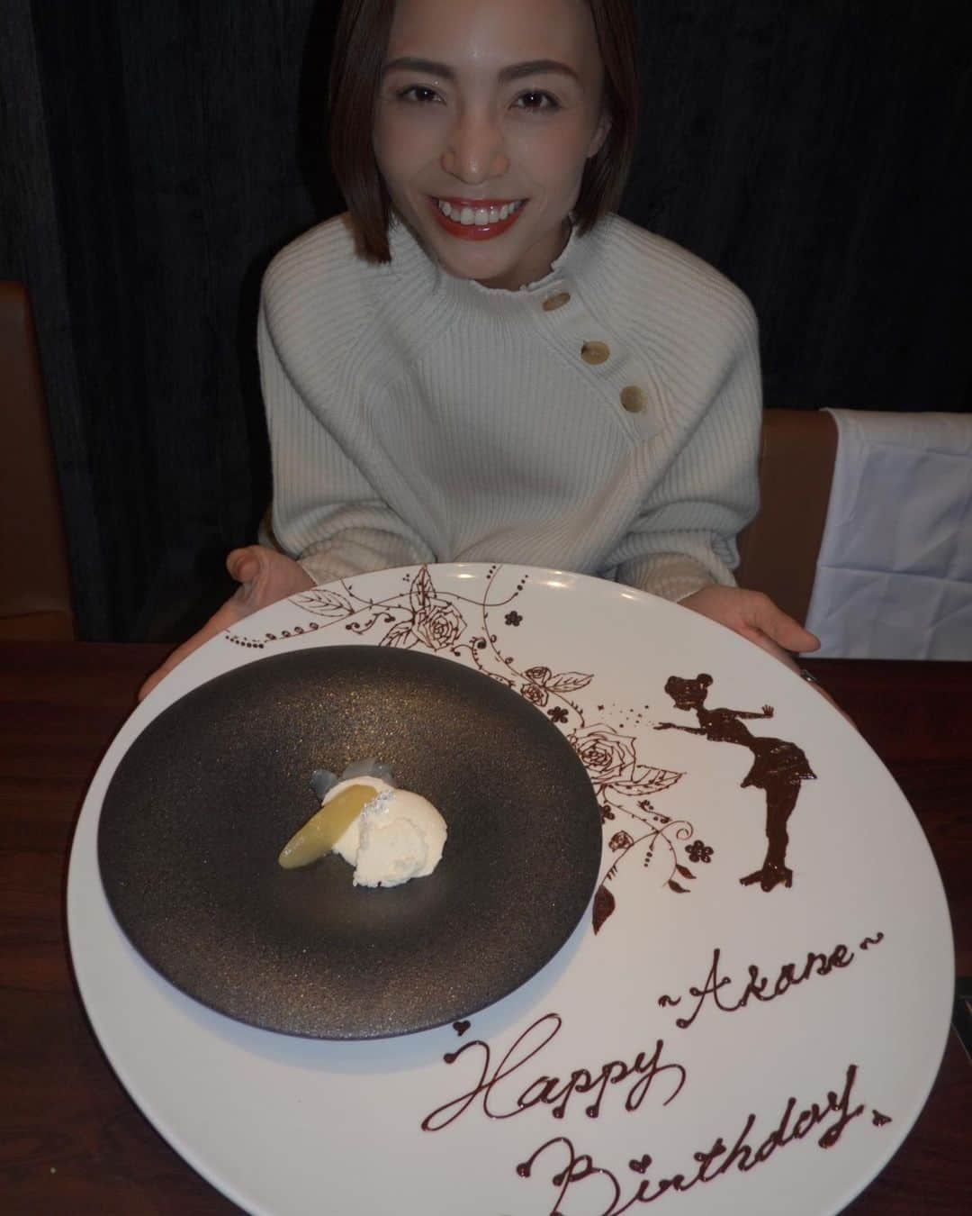 尾崎紗代子さんのインスタグラム写真 - (尾崎紗代子Instagram)「@ushimitsu_nishiazabu にて @satomiakane のお誕生日祝い🎉 . 友達というか幼なじみみたいな感覚の二人と しょーもないことから重要事項(?)まで なんでも話して久しぶりにお酒飲んで うしみつのこんなに美味しいお肉達を食べて 身体中が幸せで満たされました🏵 茜おめでとう🤗 . @ushimitsu_nishiazabu はオープンしたばかり。 全個室のプライベート空間。 今まで見たことのないお肉の食べ方や演出に 終始驚かされ、頬張るたびに 目尻のシワが寄り← 本当に最高の焼肉屋さん。 これは絶対にまた行かなくては.... . デートでも会食でも女子会でも こんな所ならテンション上がっちゃうね。 最後の写真はお祝いにちょこっと駆けつけてくれた のもっちゃんをサンドで挟み写真。 . 今や3人ともママ奮闘中。 .  #selfie #selfiegram  #japanese #tokyo #mom #mother #blackhair #黒髪 #makeup #hairmake  #momlife #mommylife #mommy #男の子ママ #女の子ママ#ママライフ #motherof2」11月25日 14時11分 - osayo_osayo