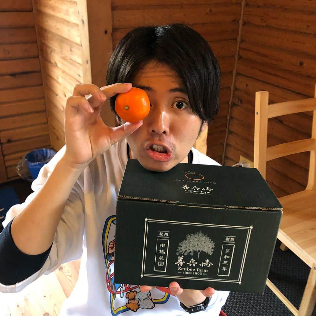 のインスタグラム：「和歌山「善兵衛農園」のみかん🍊 . 1803年から続く柑橘農園！ あかい！めちゃくちゃ甘い！ http://www.zenbeefarm.jp」