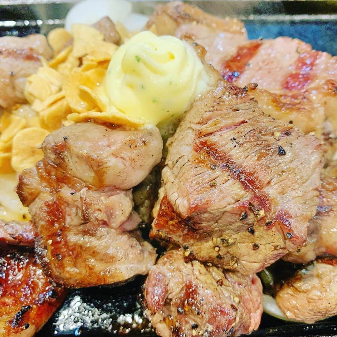 のインスタグラム：「【美味しいお肉】 決して緑ののぼりに惹かれて行っているわけではありません笑 美味しいお肉をリーズナブルに食べたい時に。  #ビーフインパクト #乱切りステーキランチ #札幌ランチ #北海道グルメ #北海道旅行 #Bリーグ #レバンガ北海道」
